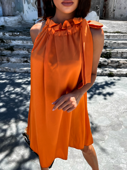 Oranžové lesklé šaty FUENTE s viazaním okolo krku