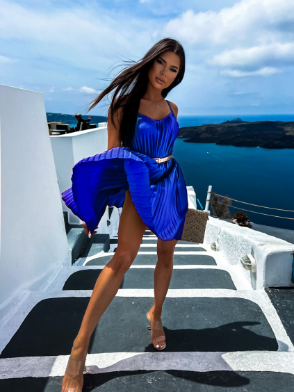 Kráľovsky modré lesklé plisované šaty CLAURA so zlatým pásikom