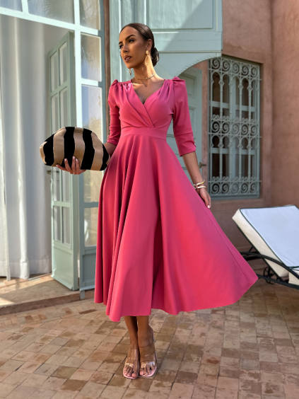 Malinové dlhé vypasované šaty LAPATA s výstrihom