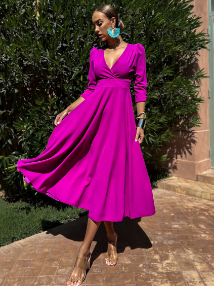 Fialové dlhé áčkové šaty LAPATA s výstrihom