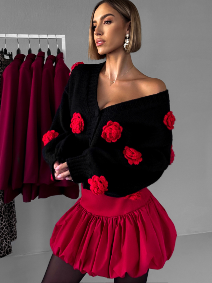 Čierny oversize sveter JASNA s kvetinami