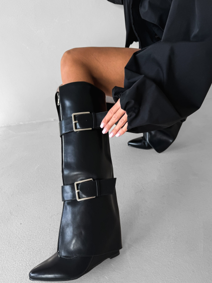 Černé koženkové kozačky LUVRANA s přezkou (Veľkosť 36)