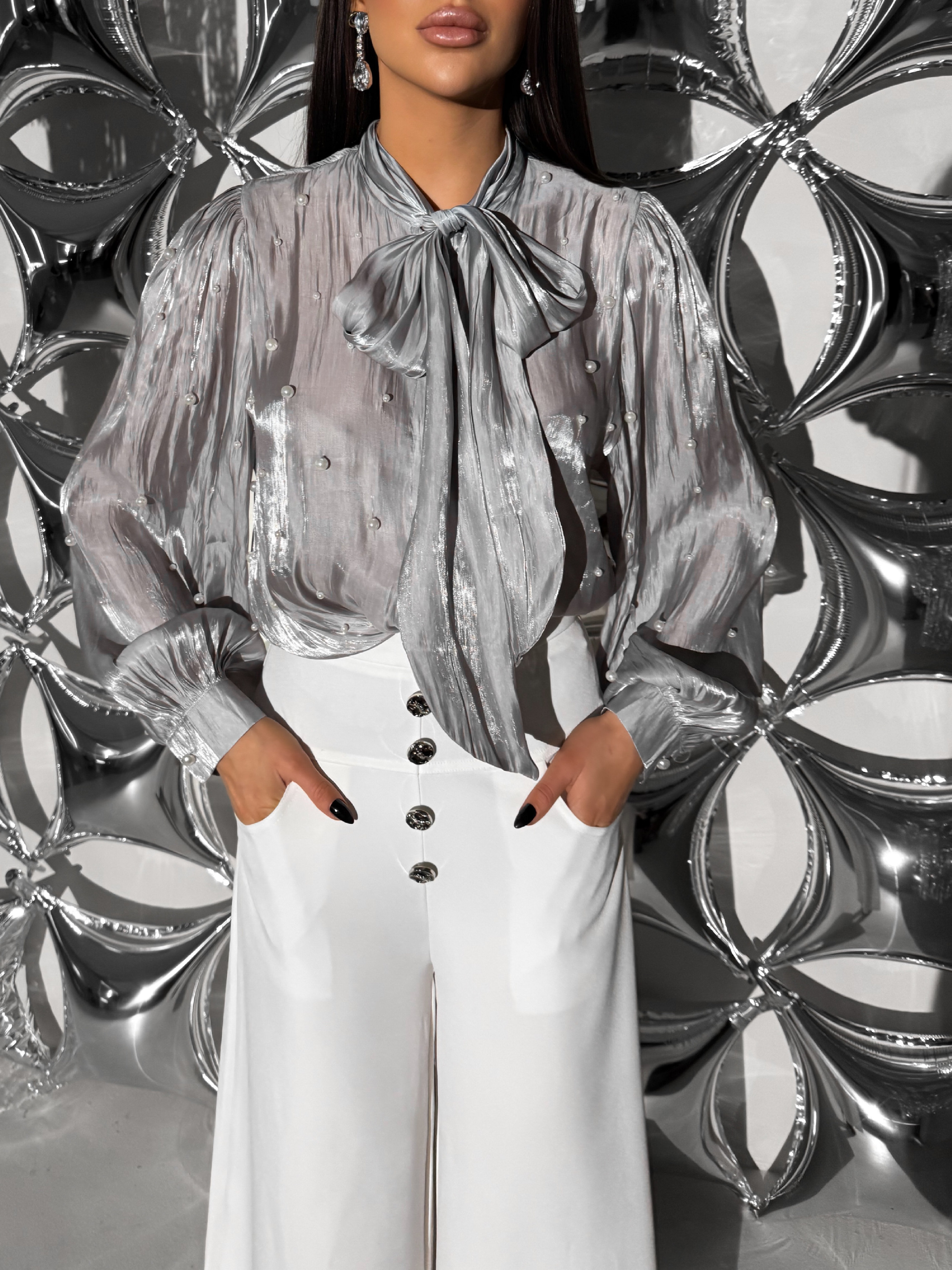 Šedá elegantná blúzka SOLITHRA s perlami Veľkosť: M/L