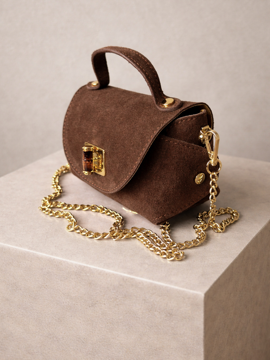 Hnedá kožená semišová mini kabelka VEVAROQ so zlatou retiazkou Veľkosť: ONESIZE