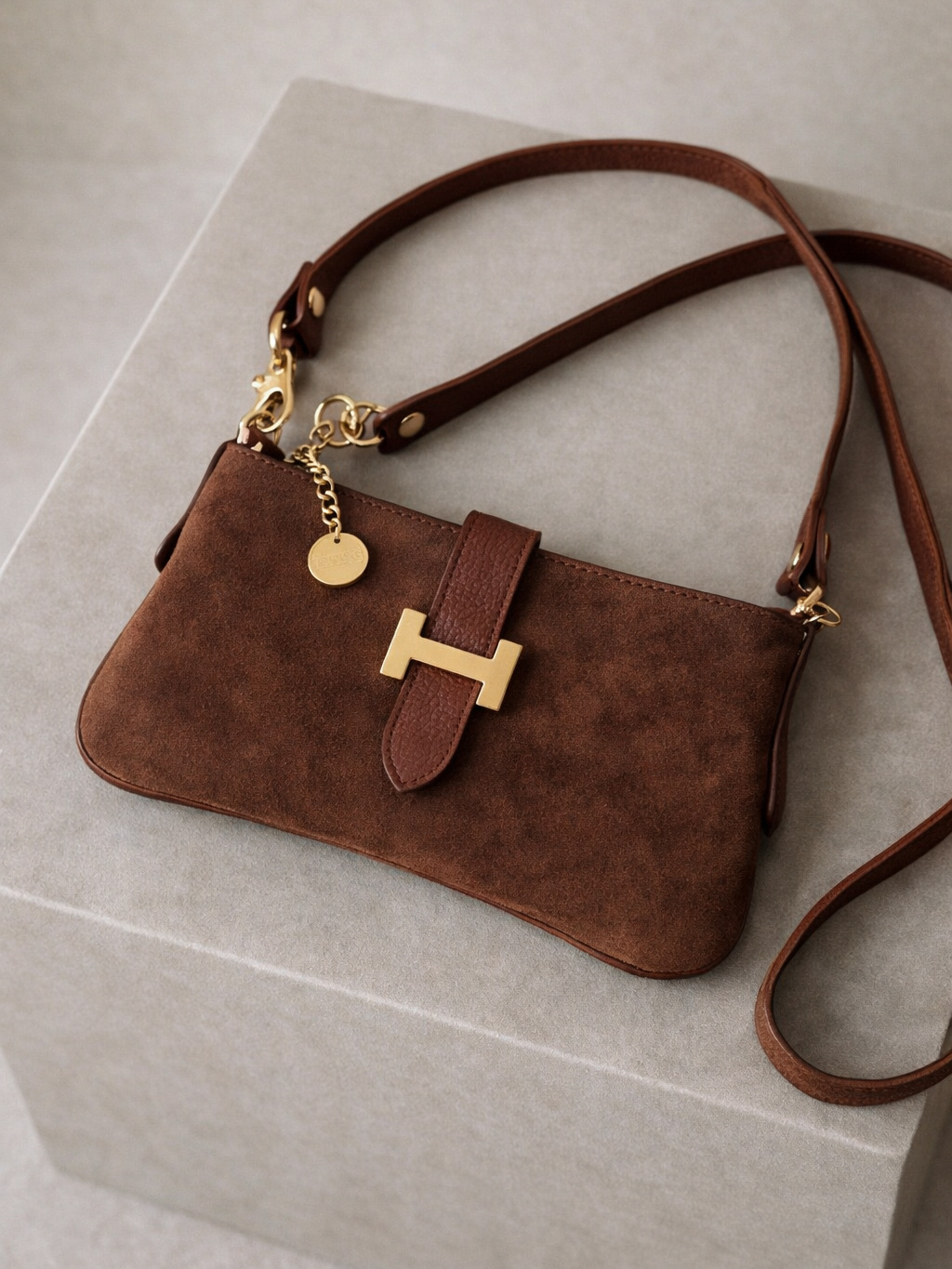 Tmavo hnedá kožená cross body semišová kabelka DUSELLA Veľkosť: ONESIZE