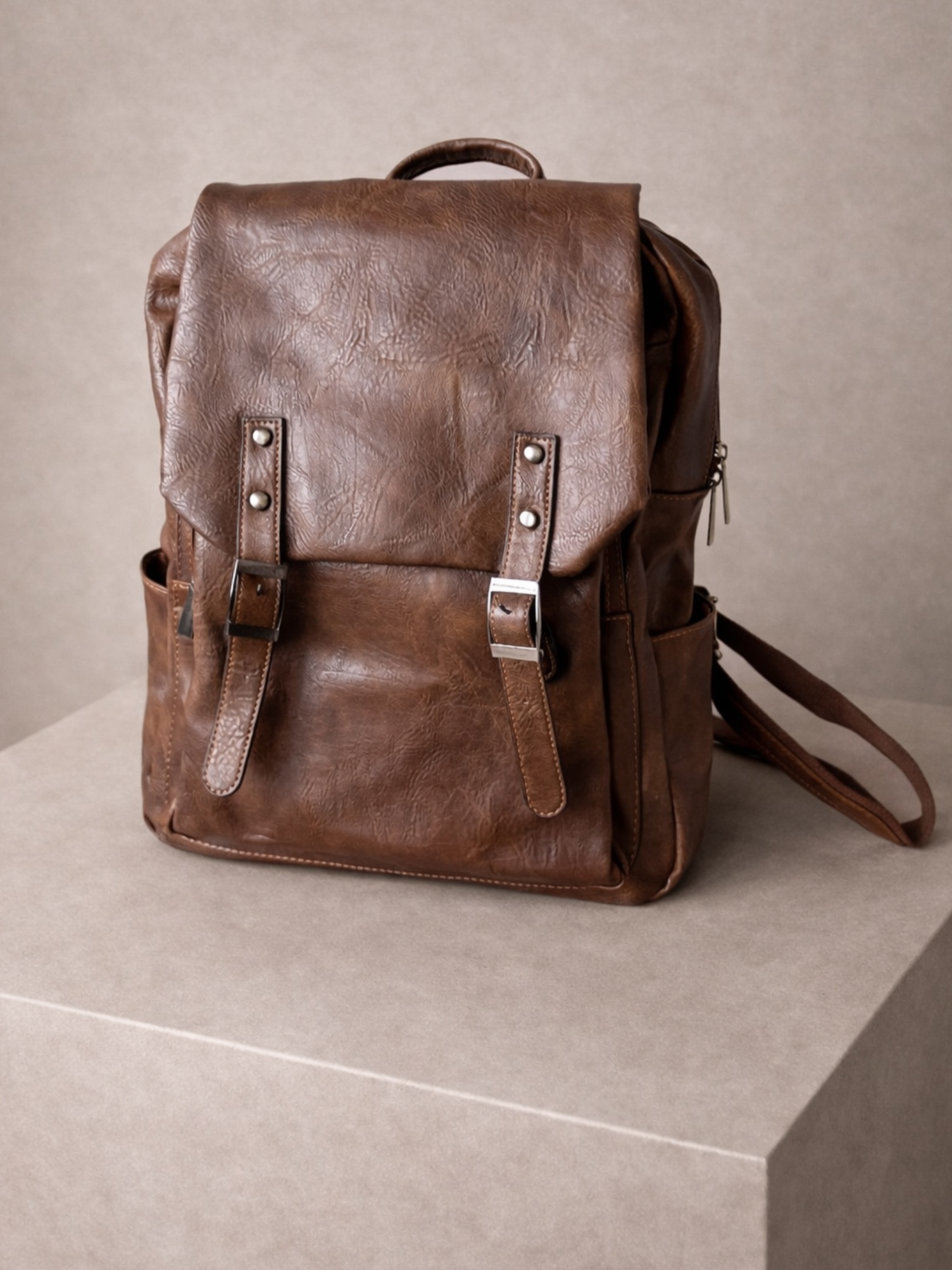 Tmavo hnedý elegantný koženkový batoh SAROLYN Veľkosť: ONESIZE