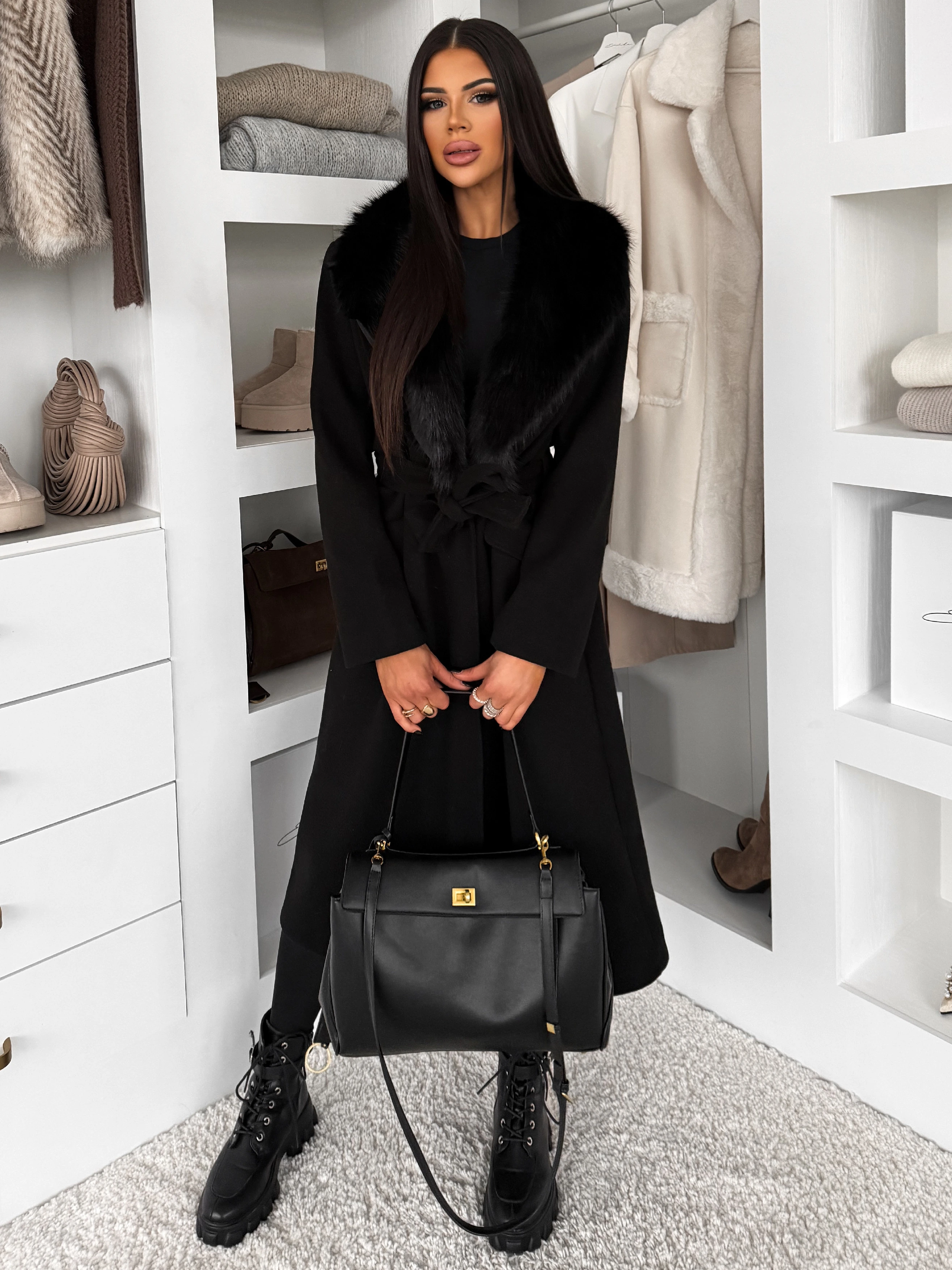 Čierny elegantný dlhý kabát ROSIEL s kožušinkou Veľkosť: ONESIZE