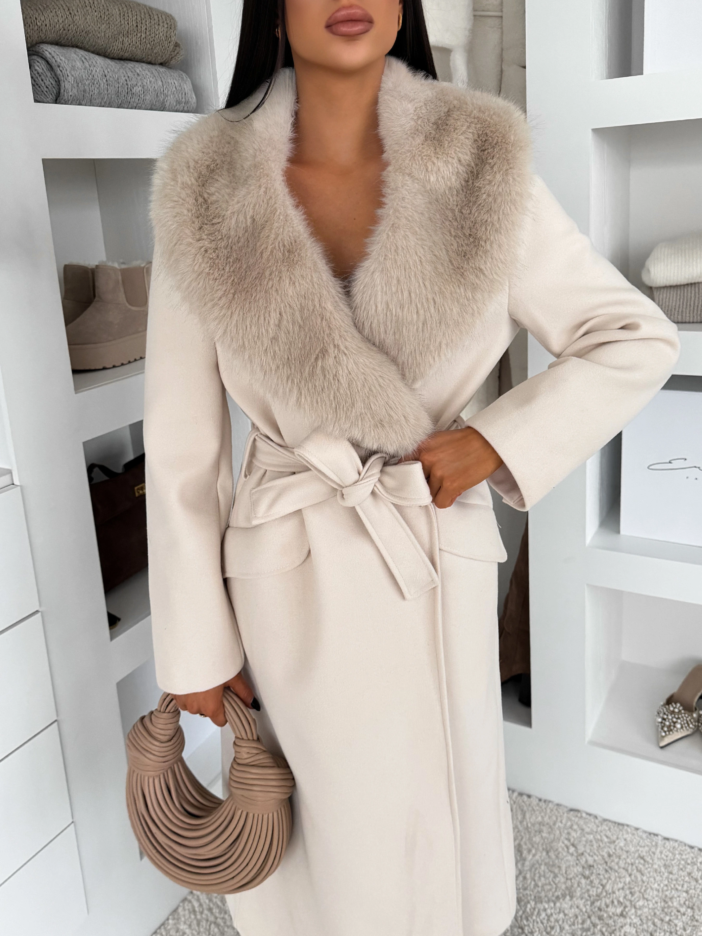 Krémový elegantný dlhý kabát ROSIEL s kožušinkou Veľkosť: ONESIZE
