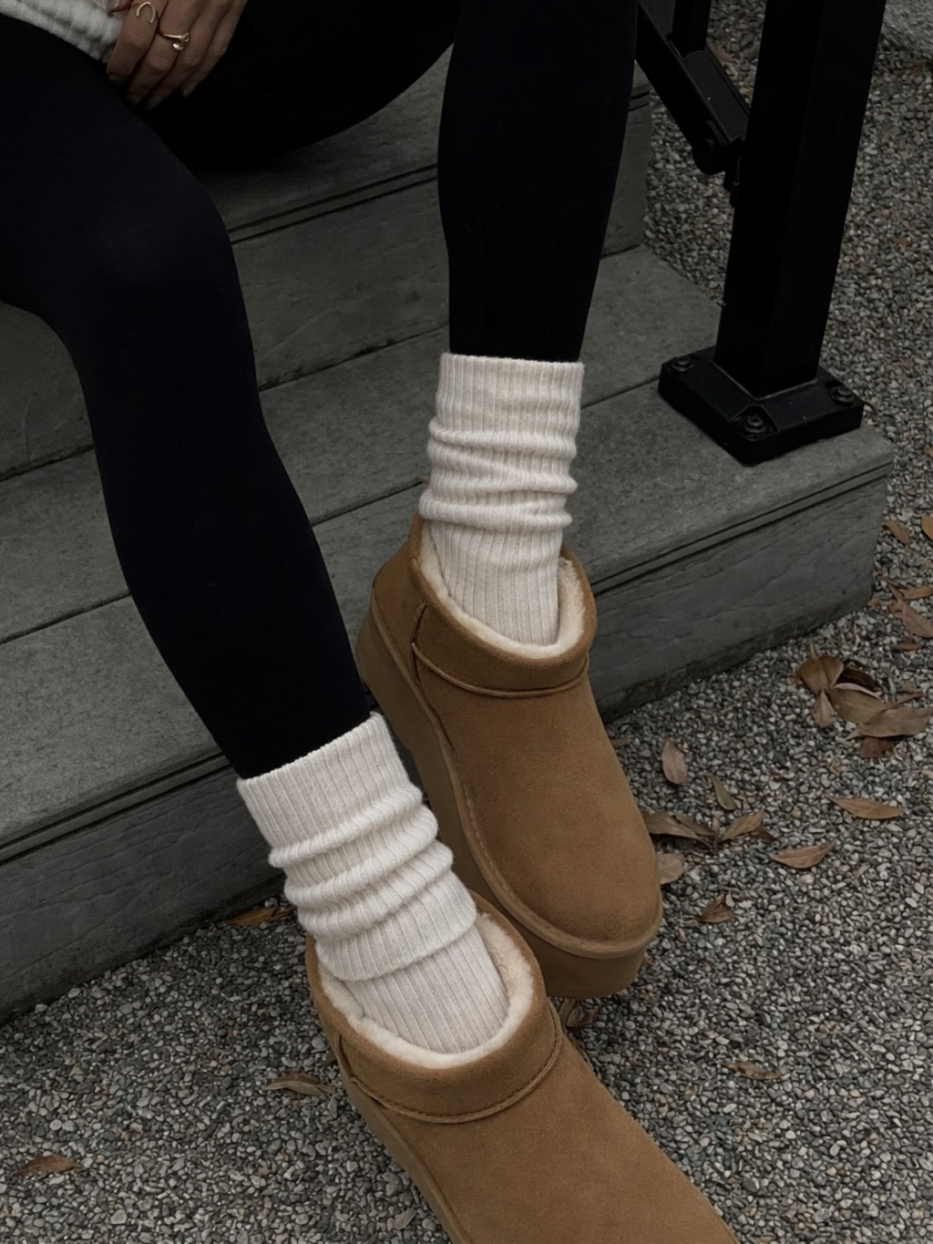 Biele vlnené vysoké ponožky RENVILO Veľkosť: 40-41