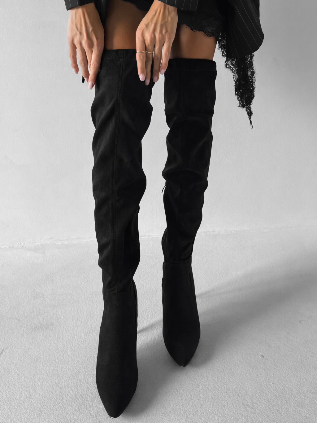 Čierne semišové vysoké čižmy DARYANA nad kolená Veľkosť: 36