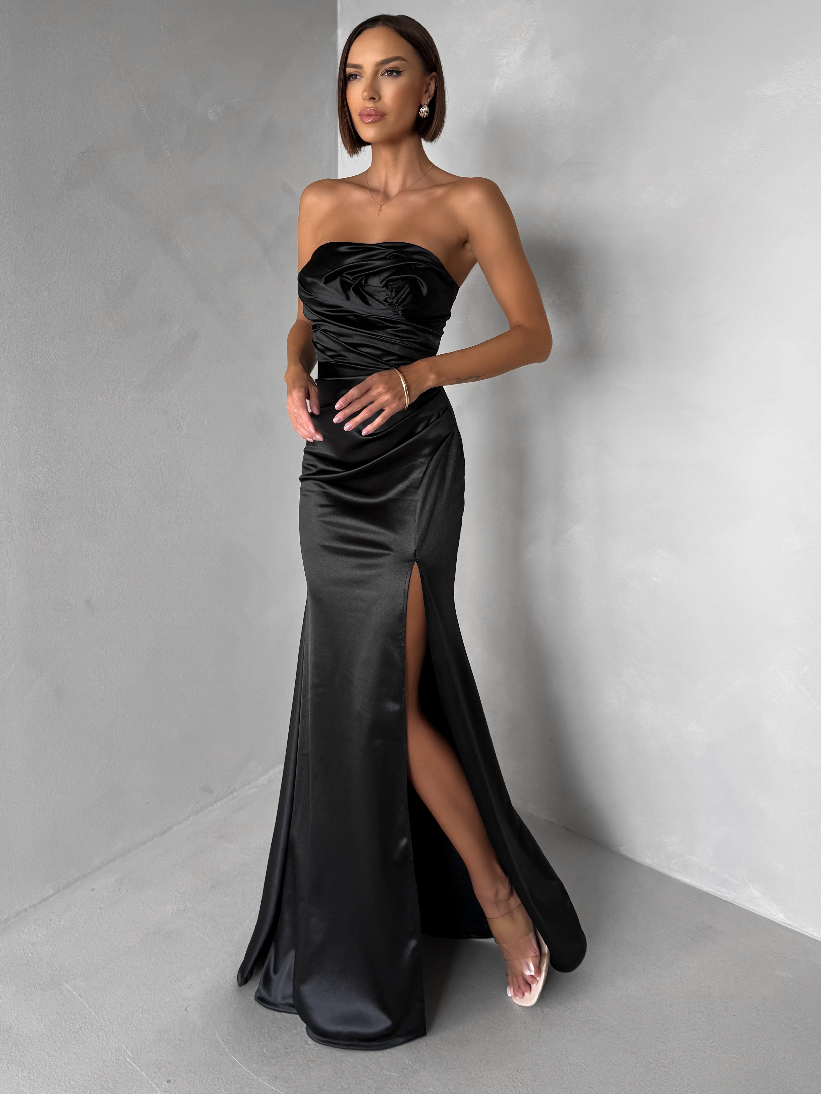 E-shop Čierne spoločenské saténové korzetové dlhé šaty ZONTIRE