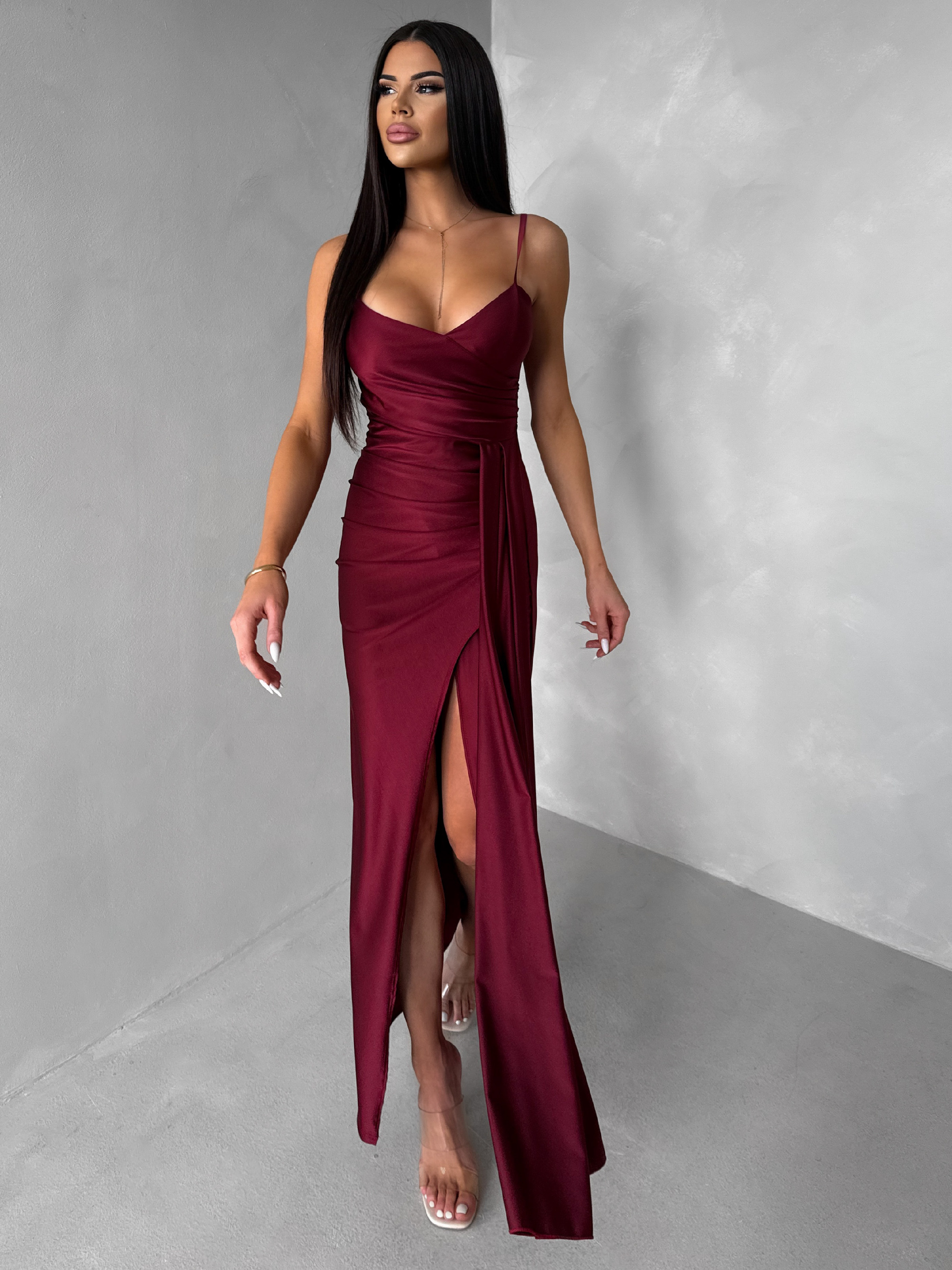 Bordové dlhé saténové spoločenské šaty OLIRYA na ramienka Veľkosť: ONESIZE