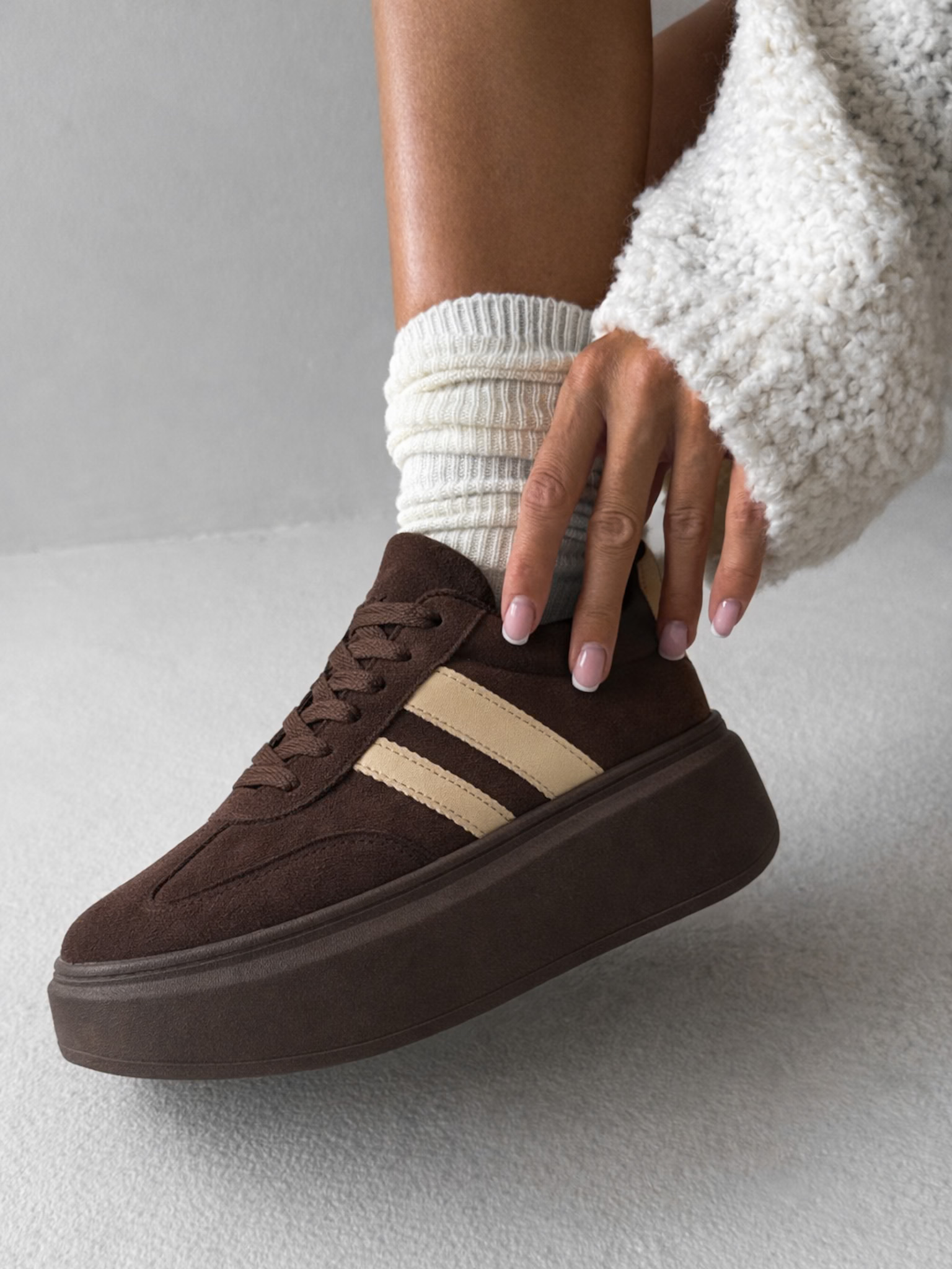 Tmavo hnedé štýlové semišové tenisky CAVELLO na platforme Veľkosť: 40