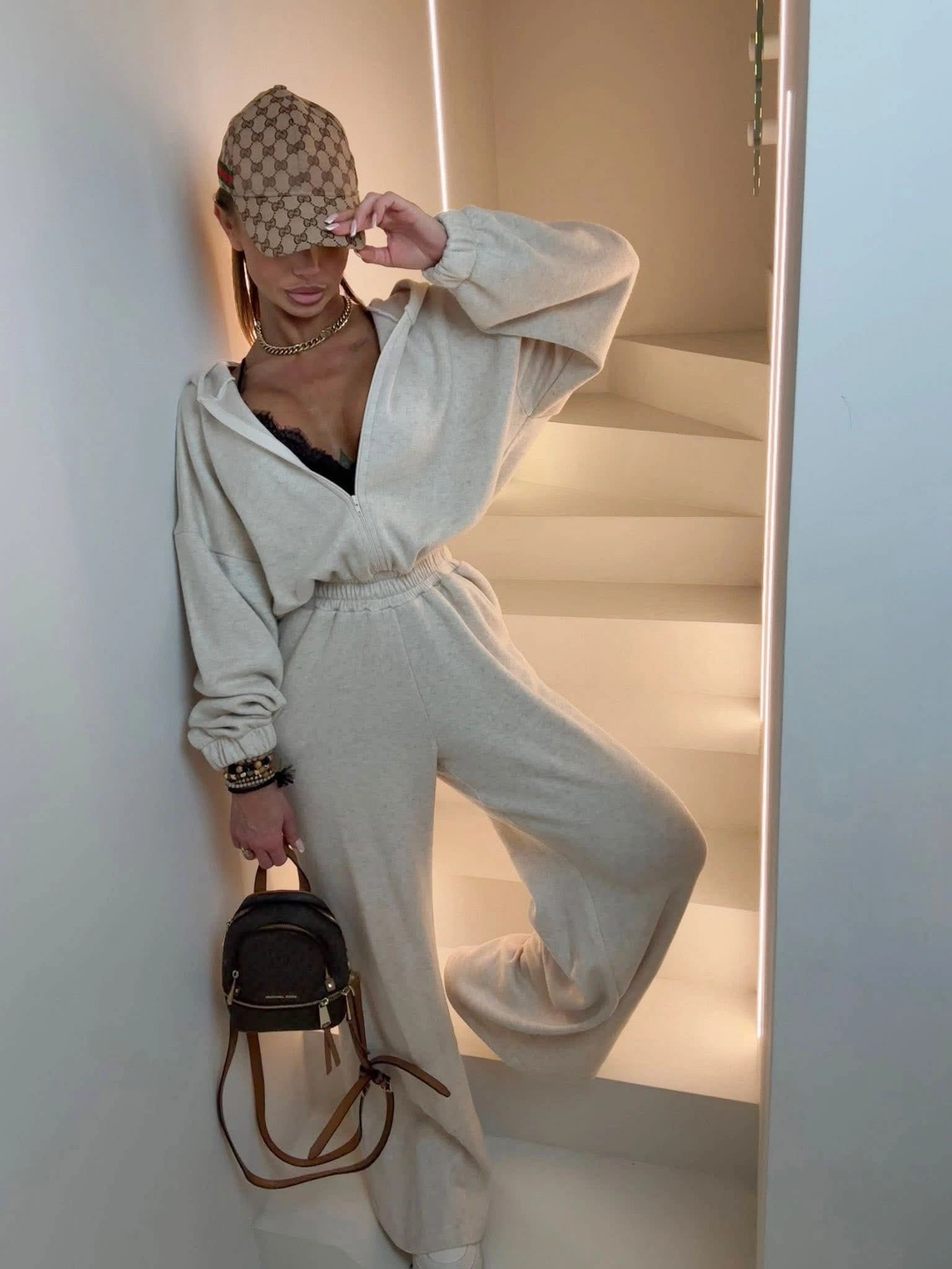 Krémový dlhý luxusný overal SETERIO so širokými nohavicami Veľkosť: ONESIZE