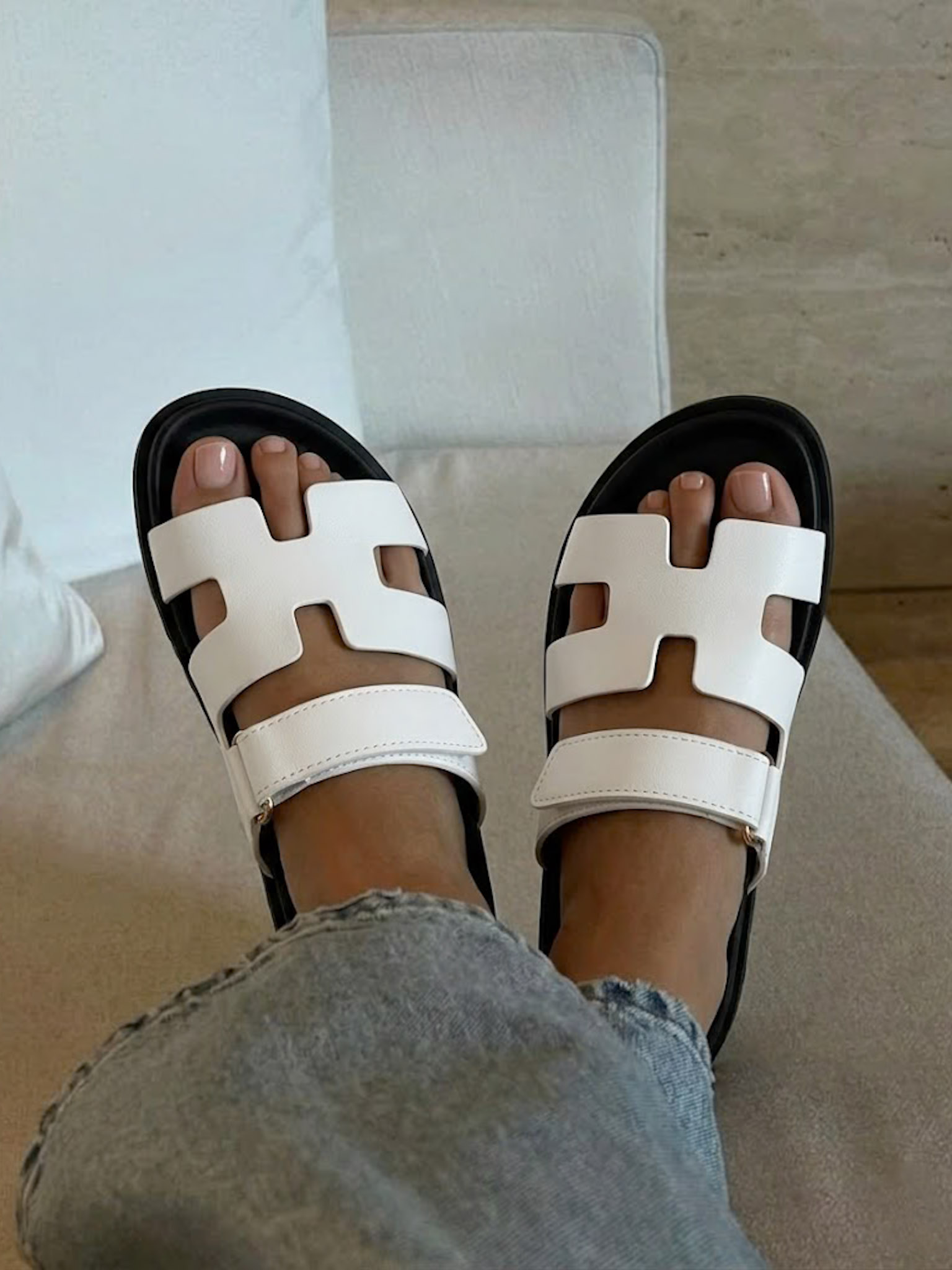E-shop Biele štýlové letné nízke šľapky VEYAS