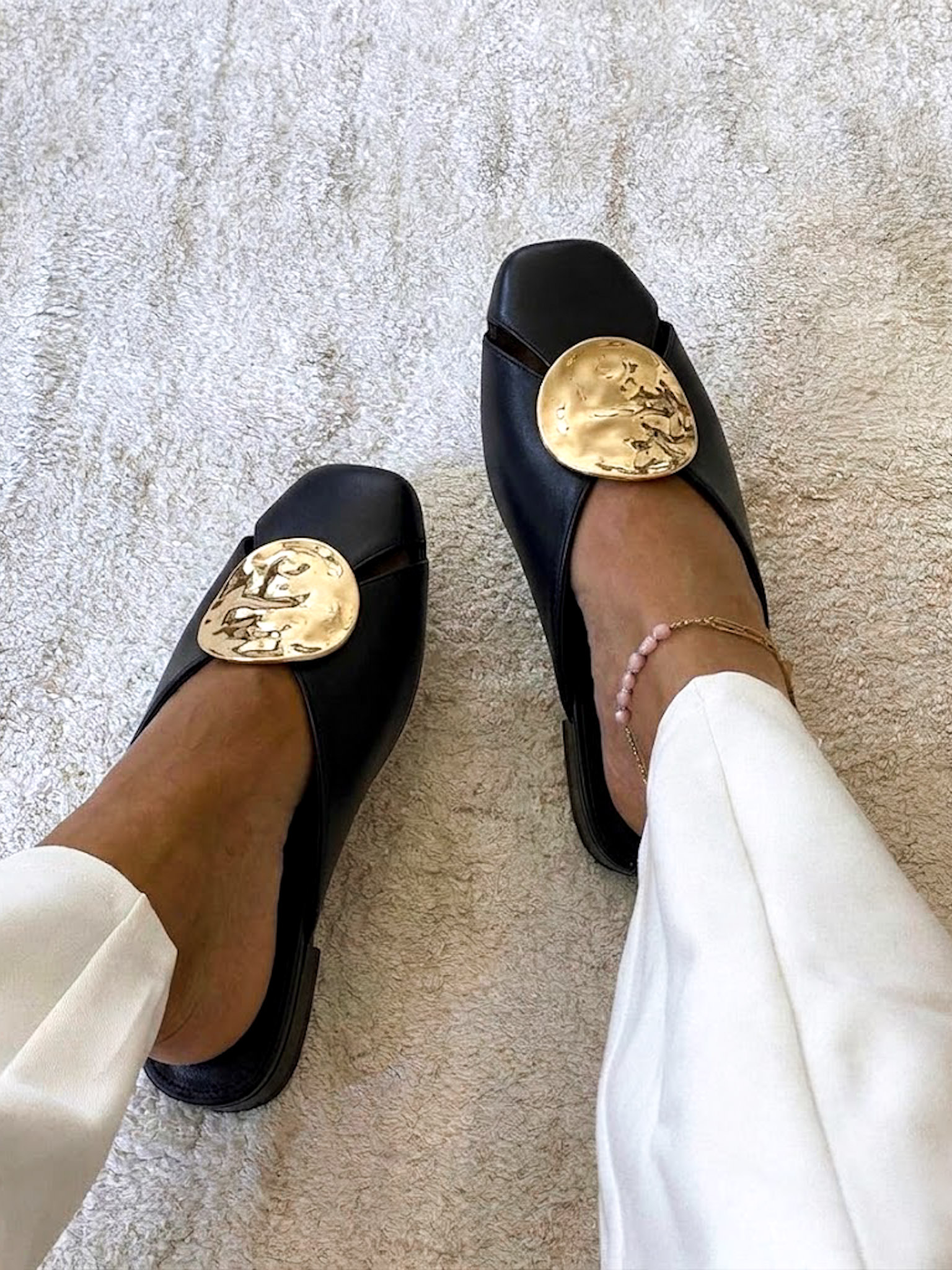 E-shop Čierne nazúvacie elegantné šľapky AVEXI s ozdobou