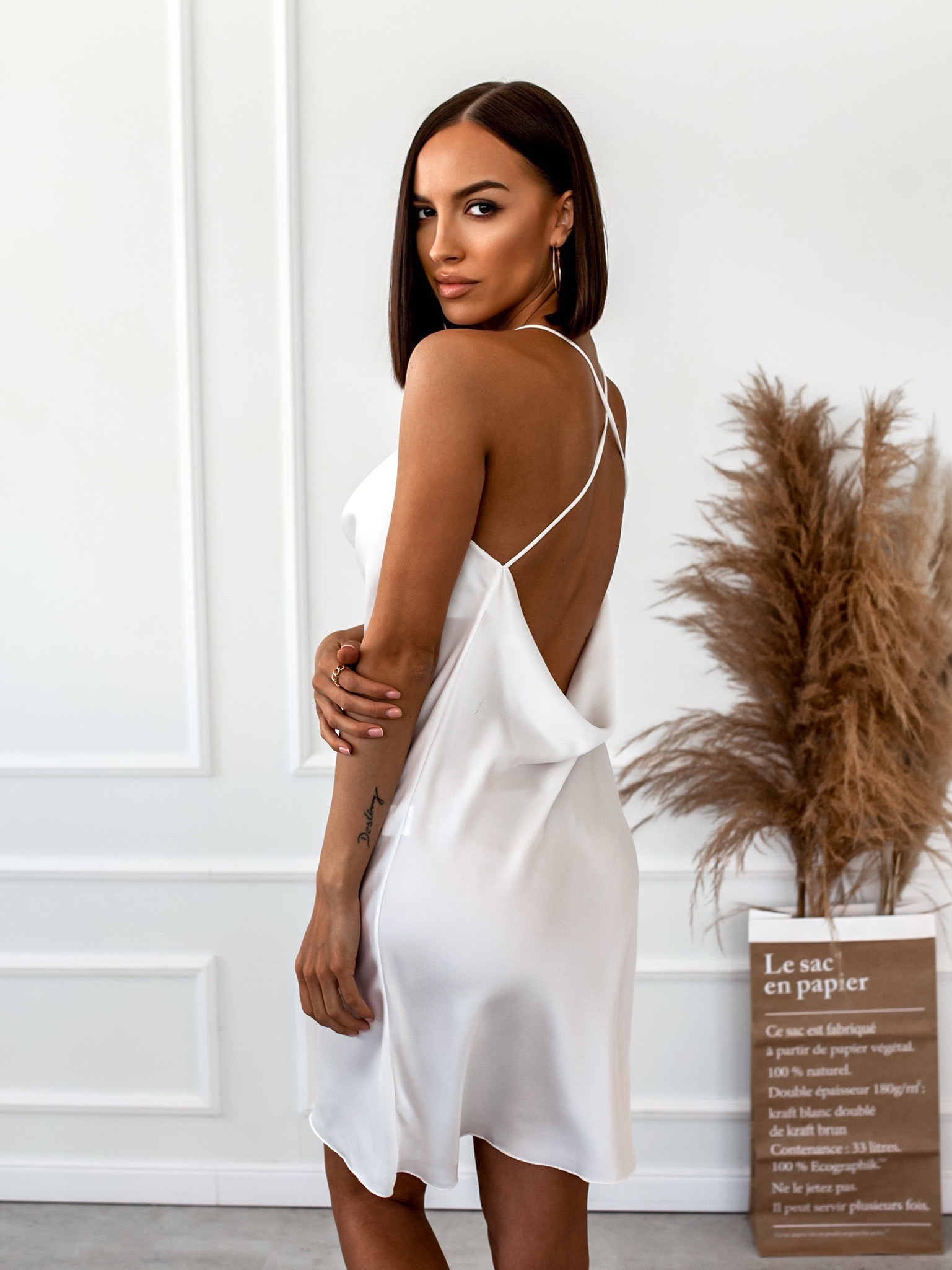 Biele lesklé šaty IZZY s tenkými ramienkami