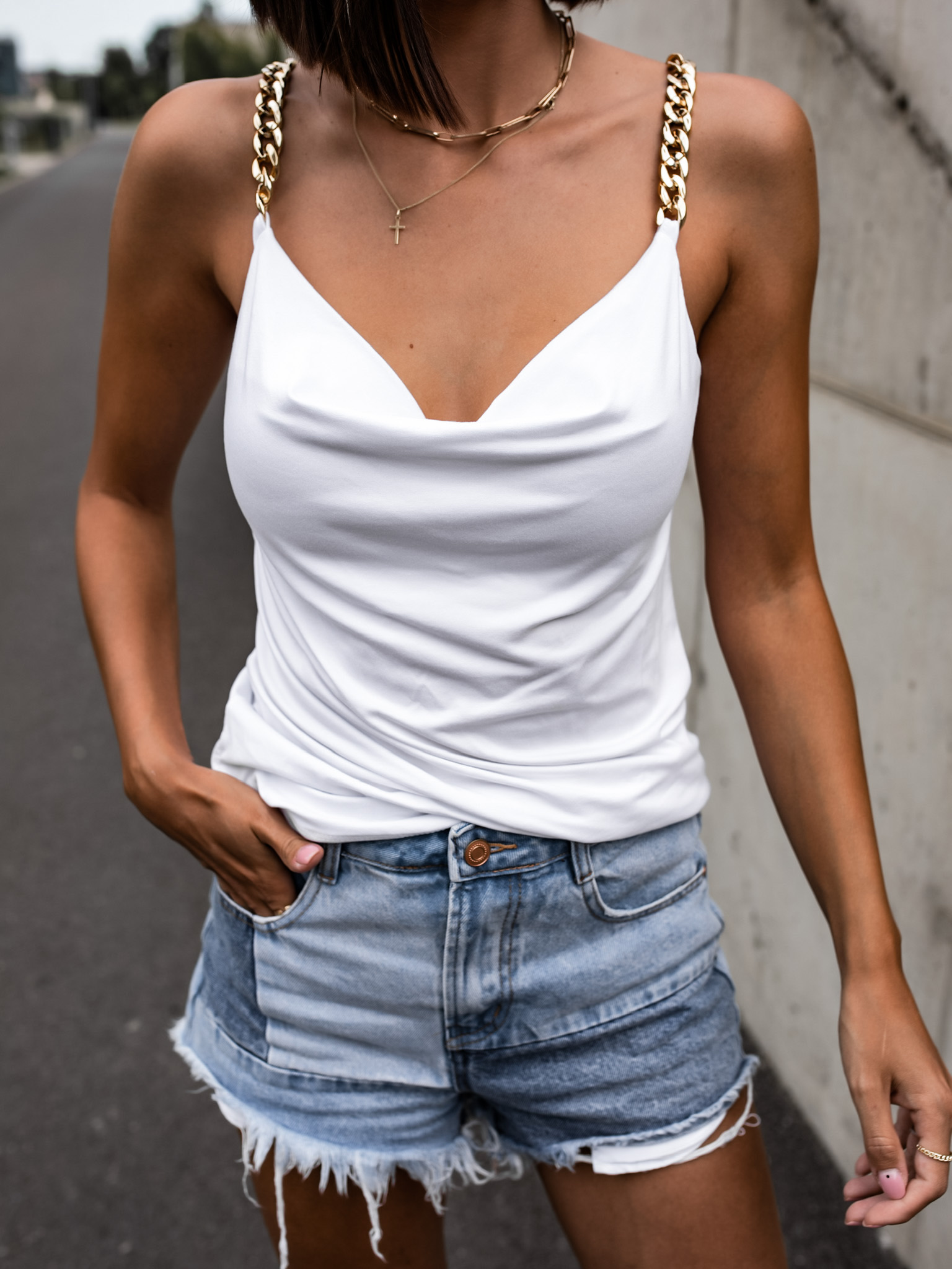 Biely top OLIVIA s retiazkovými ramienkami