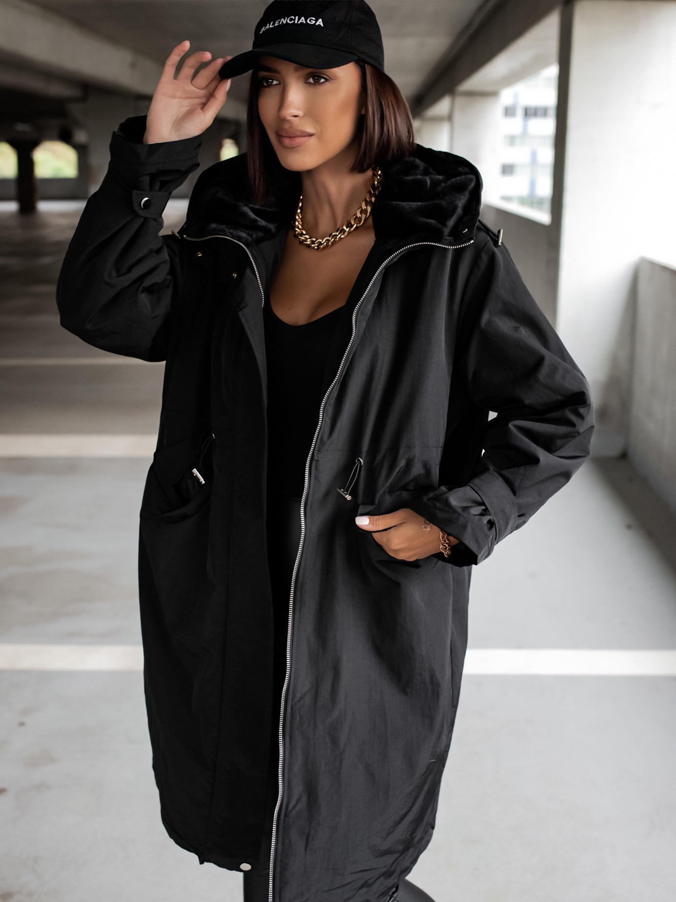 Čierna parka BELLA s kapucňou a sťahovaním v páse Veľkosť: S