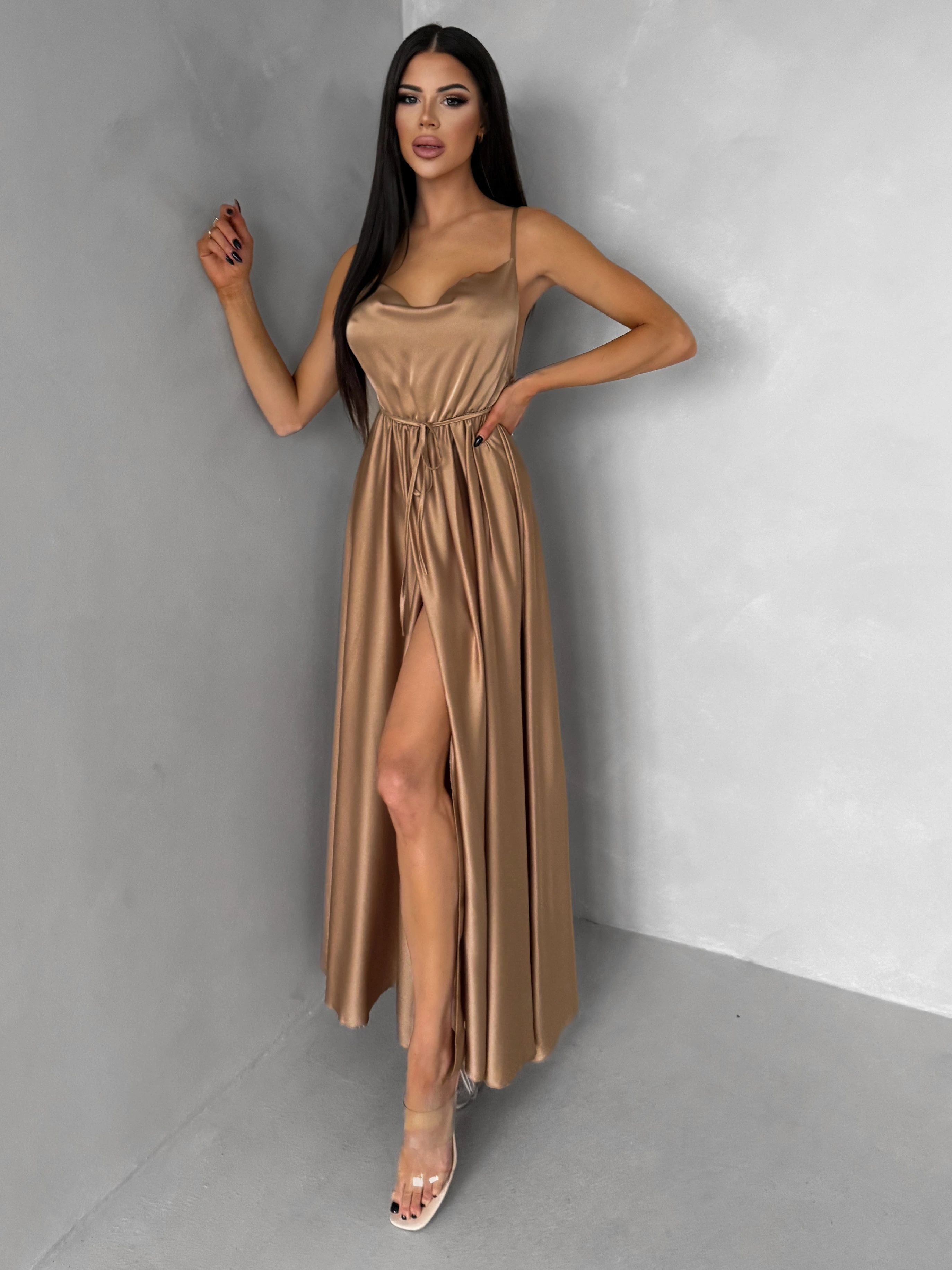 Hnedé lesklé elegantné šaty YASMINE s rázporkom