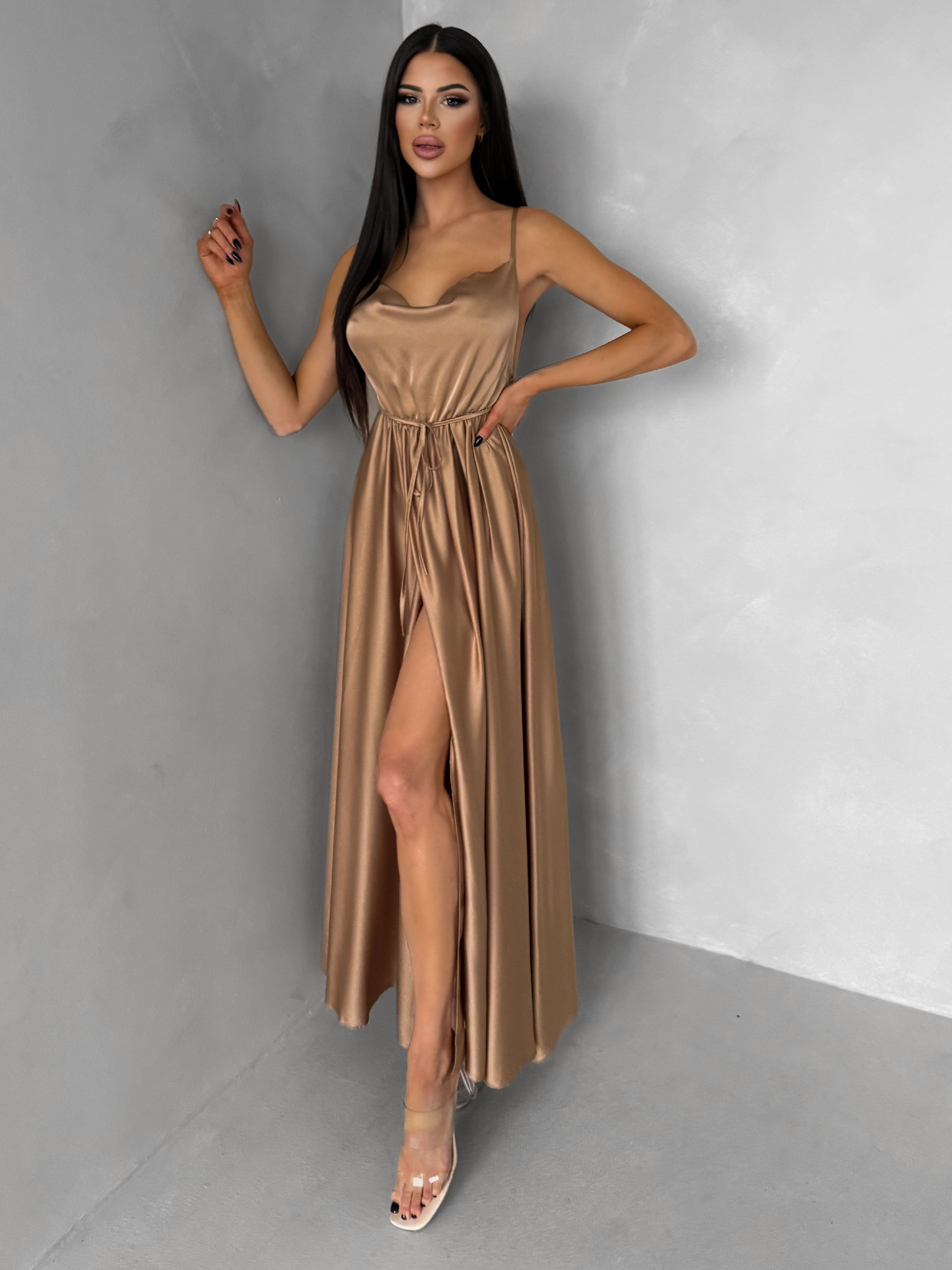 Hnedé lesklé elegantné šaty YASMINE s rázporkom