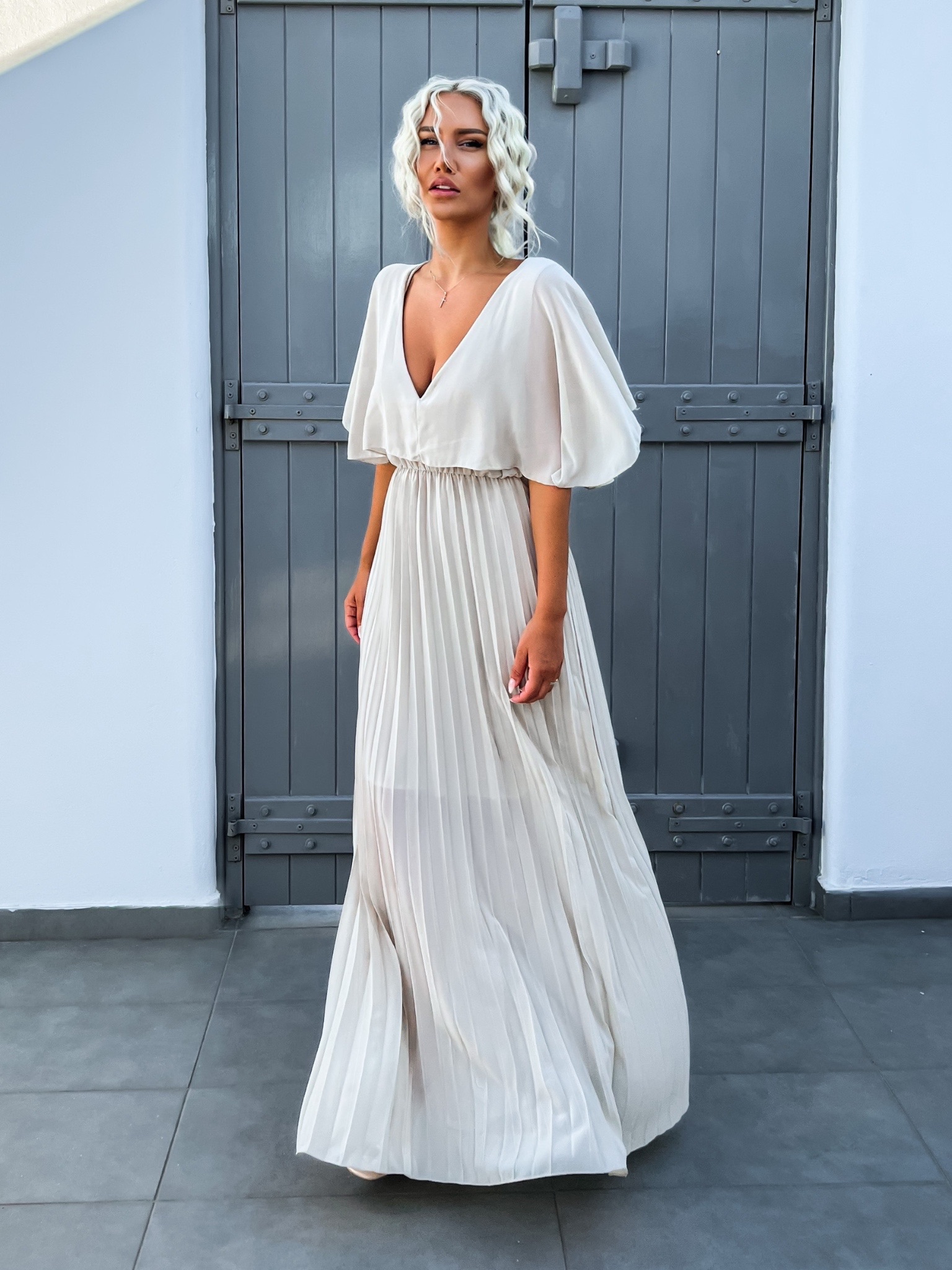 Béžové elegantné šaty PARFOMELLE s výstrihom do V