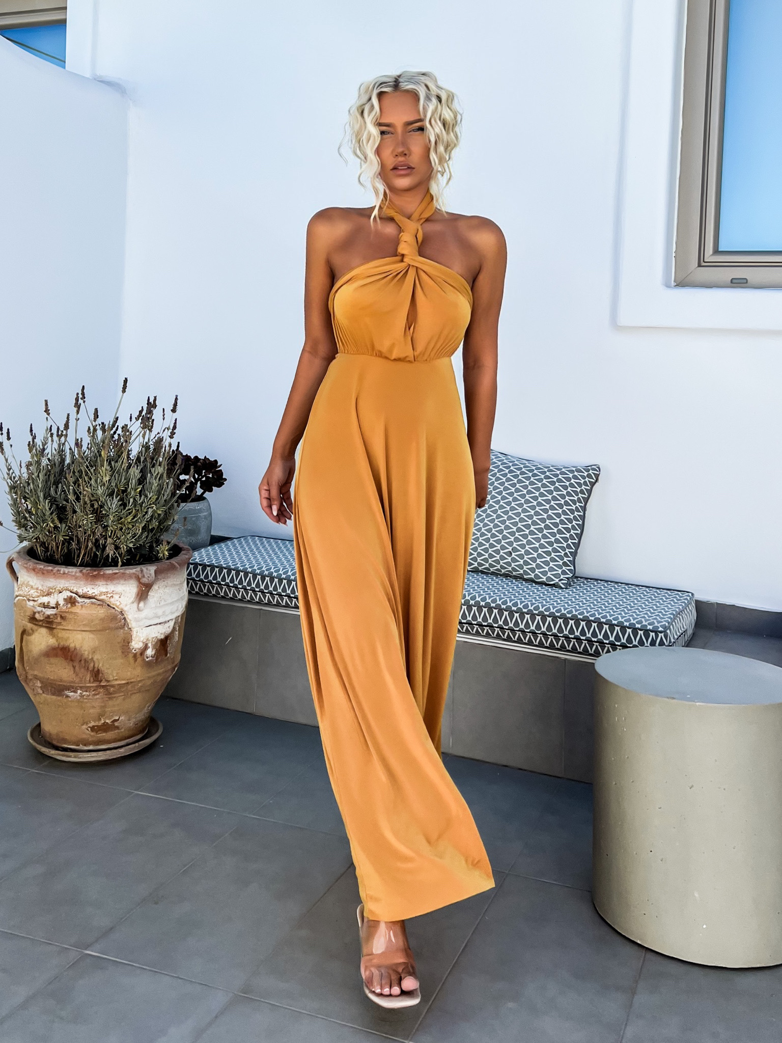 Okrové elegantné šaty BEATRICE s viazaním