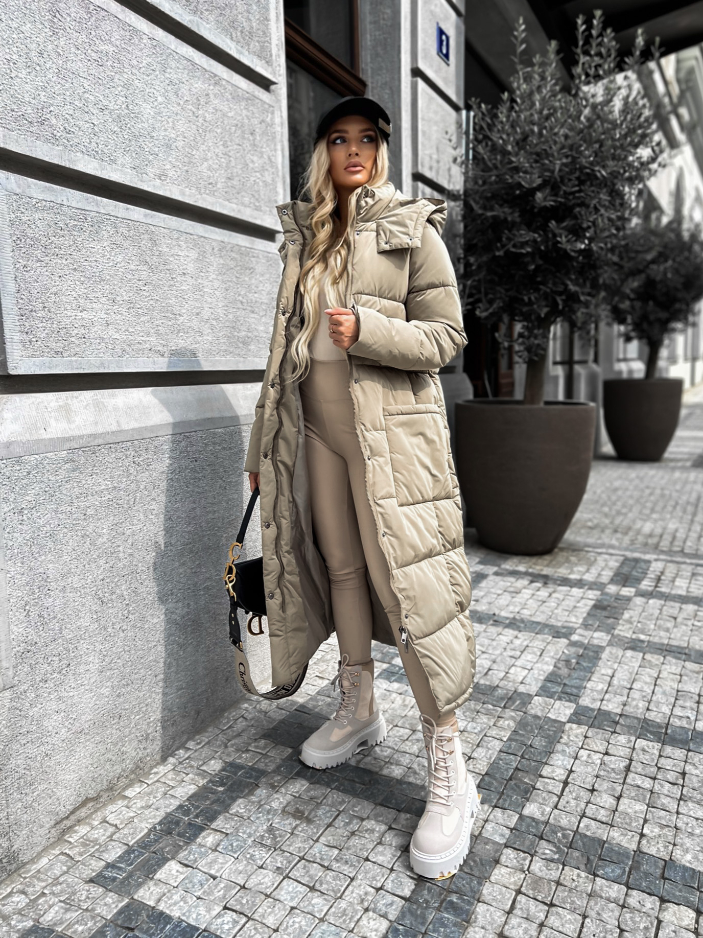 Tmavo béžová dlhá prešívaná bunda WALNUT s vreckami