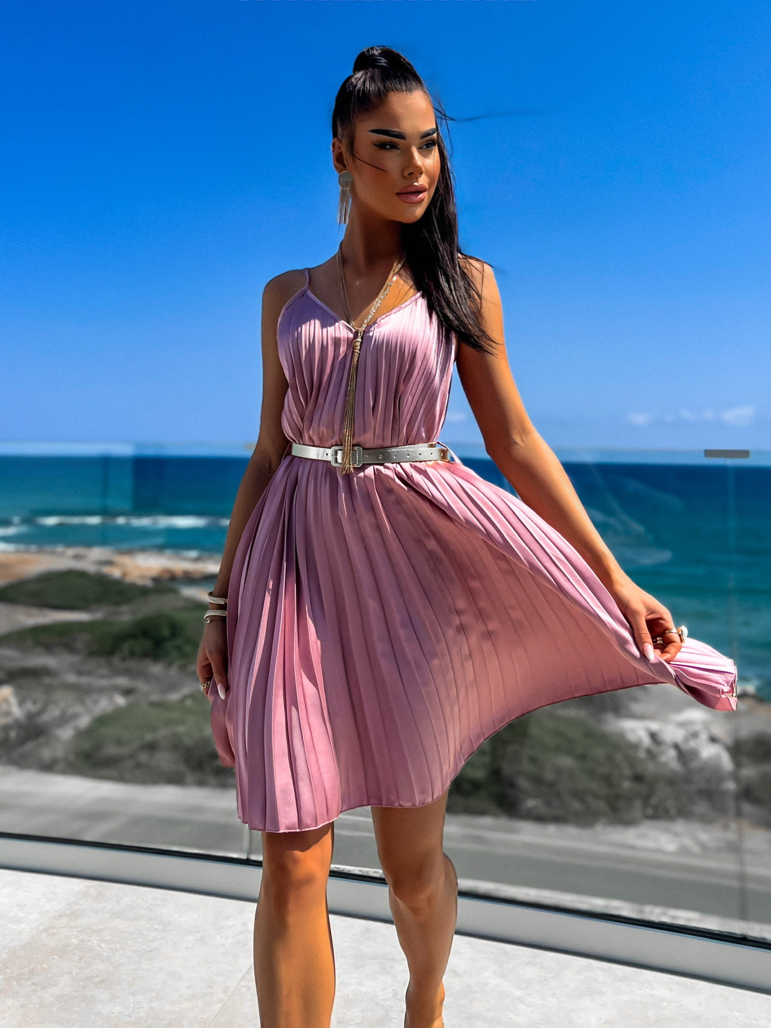 Staroružové lesklé plisované šaty CLAURA so zlatým pásikom Veľkosť: ONESIZE