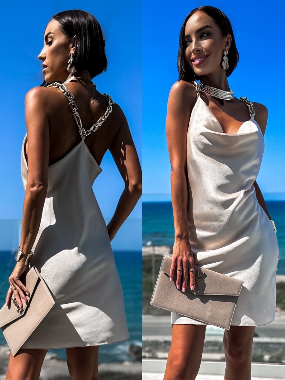 Béžové lesklé šaty IRELY so zlatými retiazkami