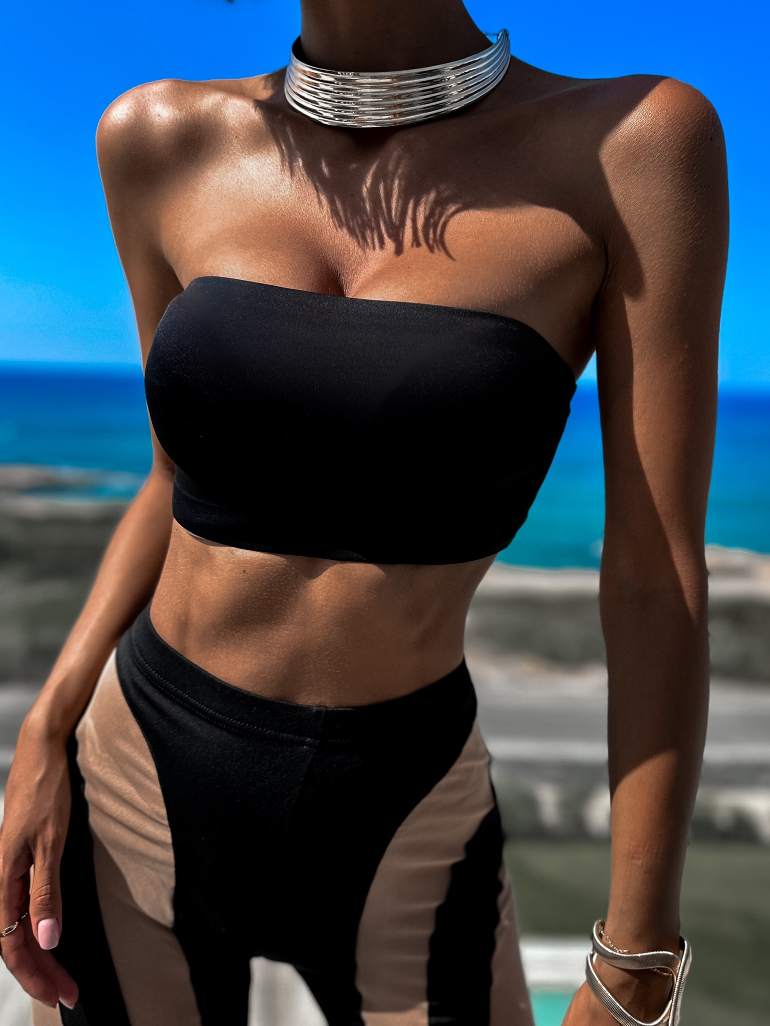 Čierny spevňujúci crop top TESEO Veľkosť: M