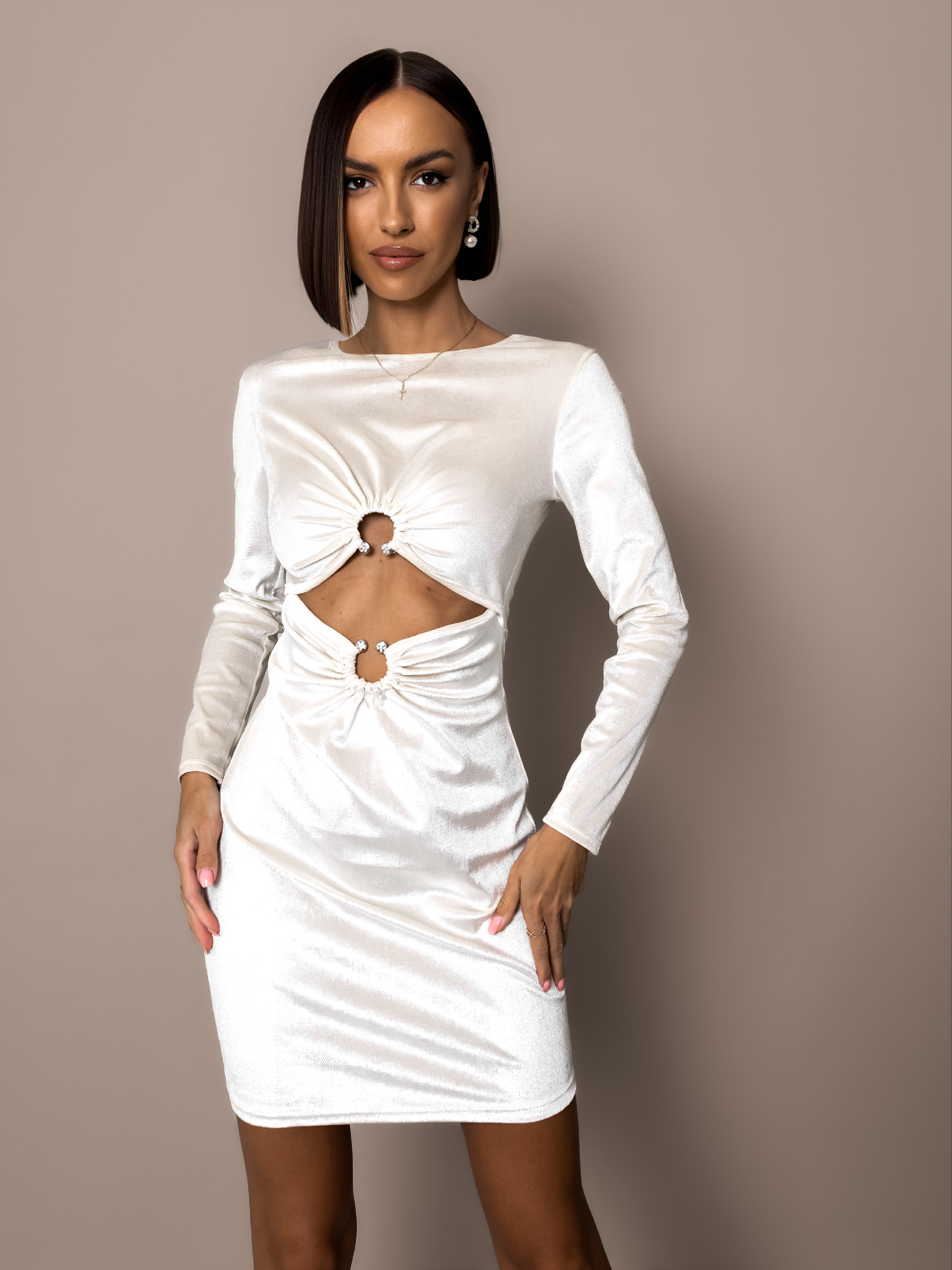 Krémovozlaté zamatové šaty CENTROP s prestrihmi Veľkosť: ONESIZE