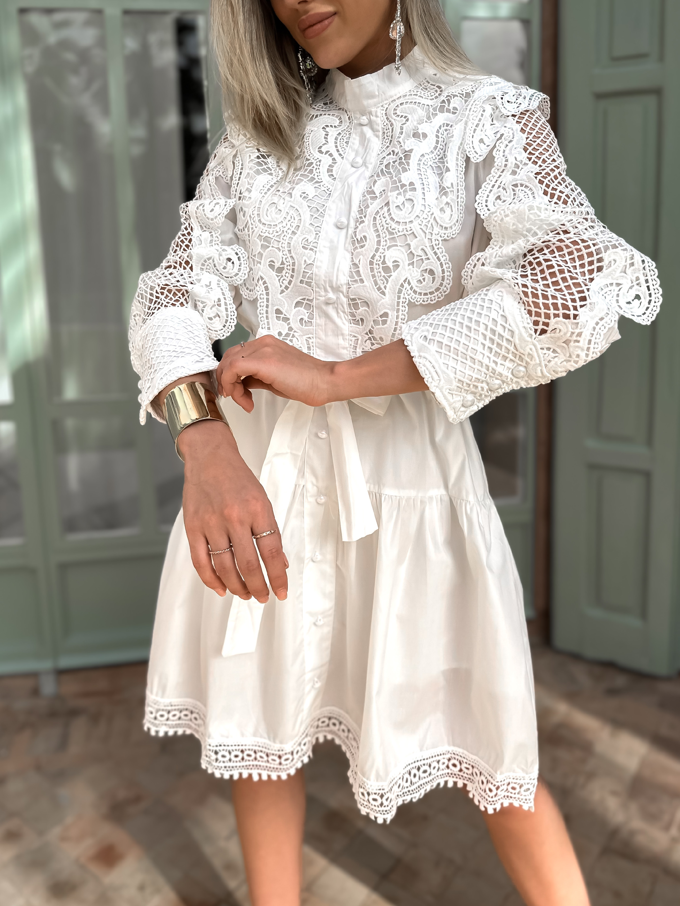 Biele košeľové krajkové šaty RAYNAS Veľkosť: S/M