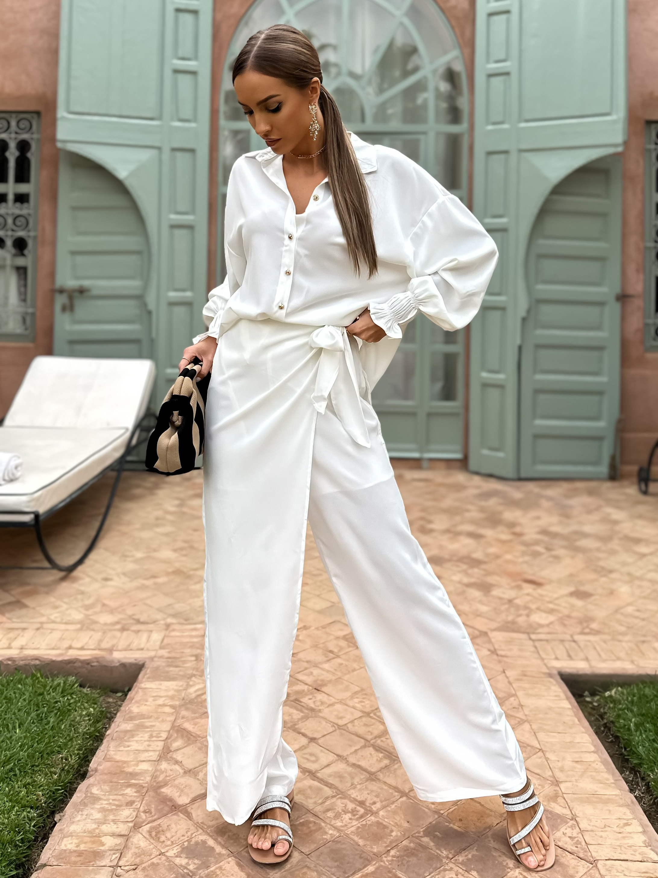 Biely elegantný nohavicový komplet RIKENI s košeľou Veľkosť: S