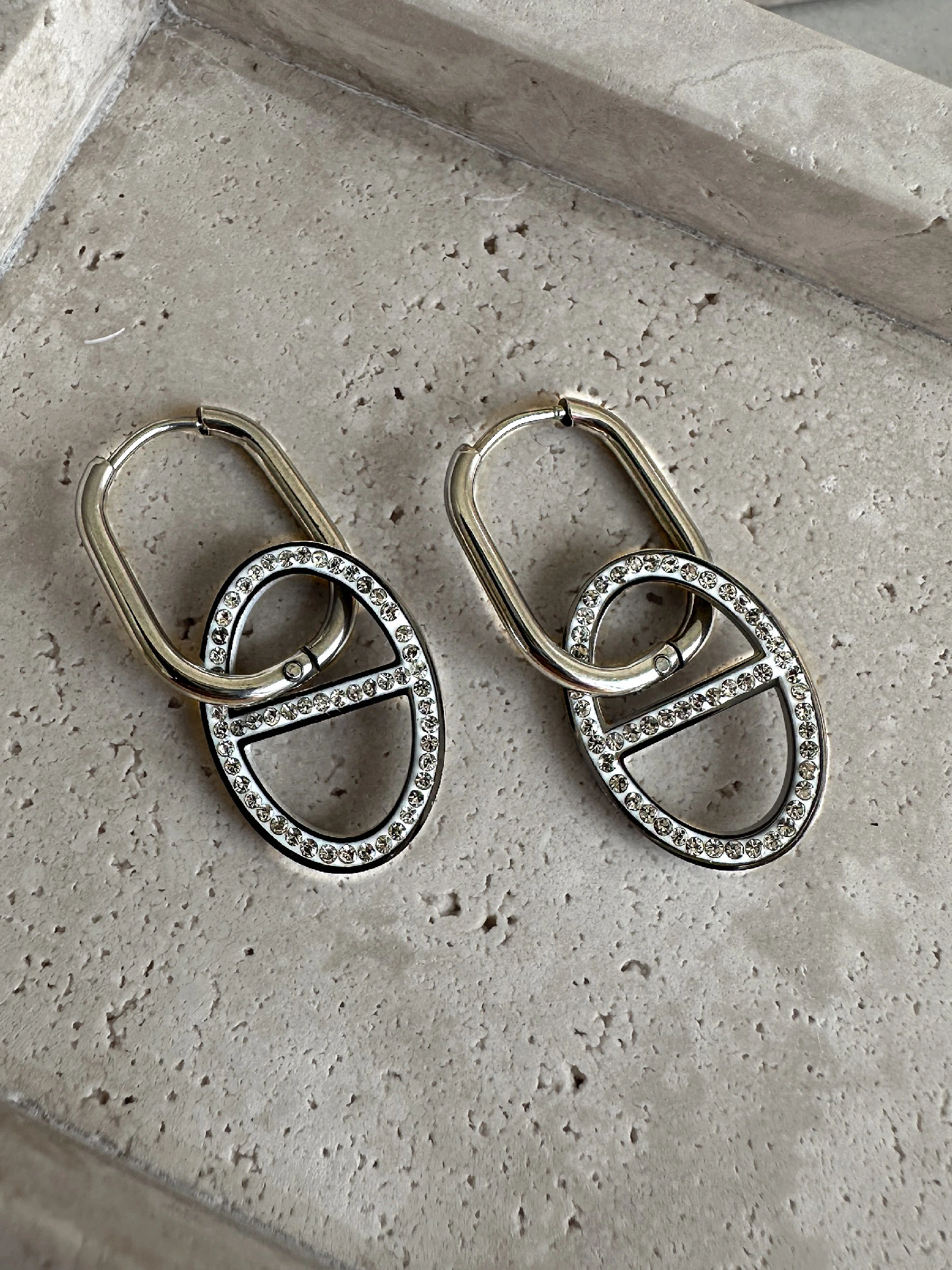 Štýlové náušnice ABI v striebornej farbe Veľkosť: ONESIZE