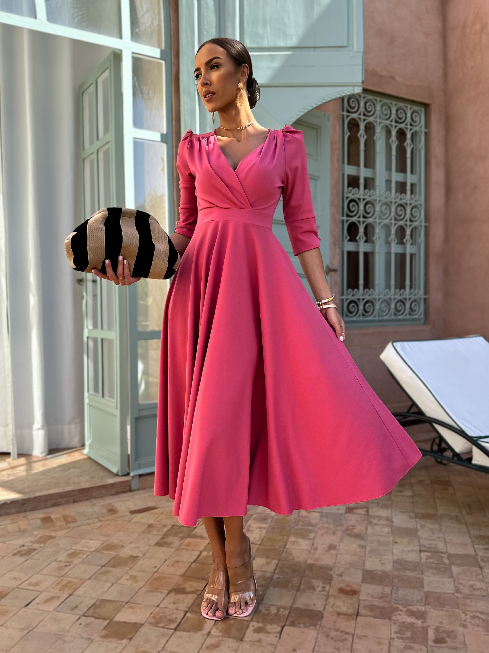 Malinové dlhé vypasované šaty LAPATA s výstrihom Veľkosť: ONESIZE