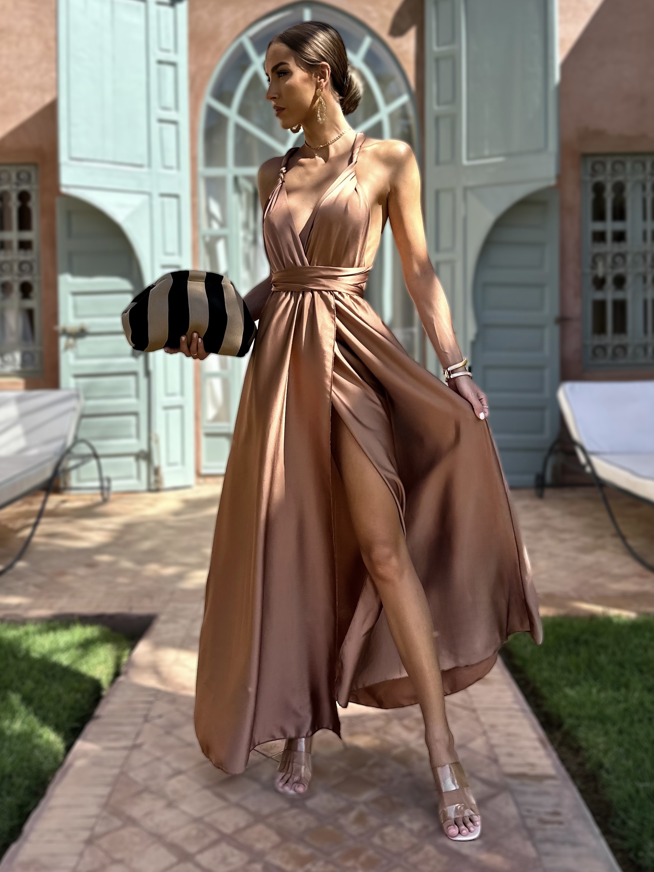 Svetlo hnedé dlhé šaty VALERDI s variabilným viazaním a rázporkom Veľkosť: ONESIZE