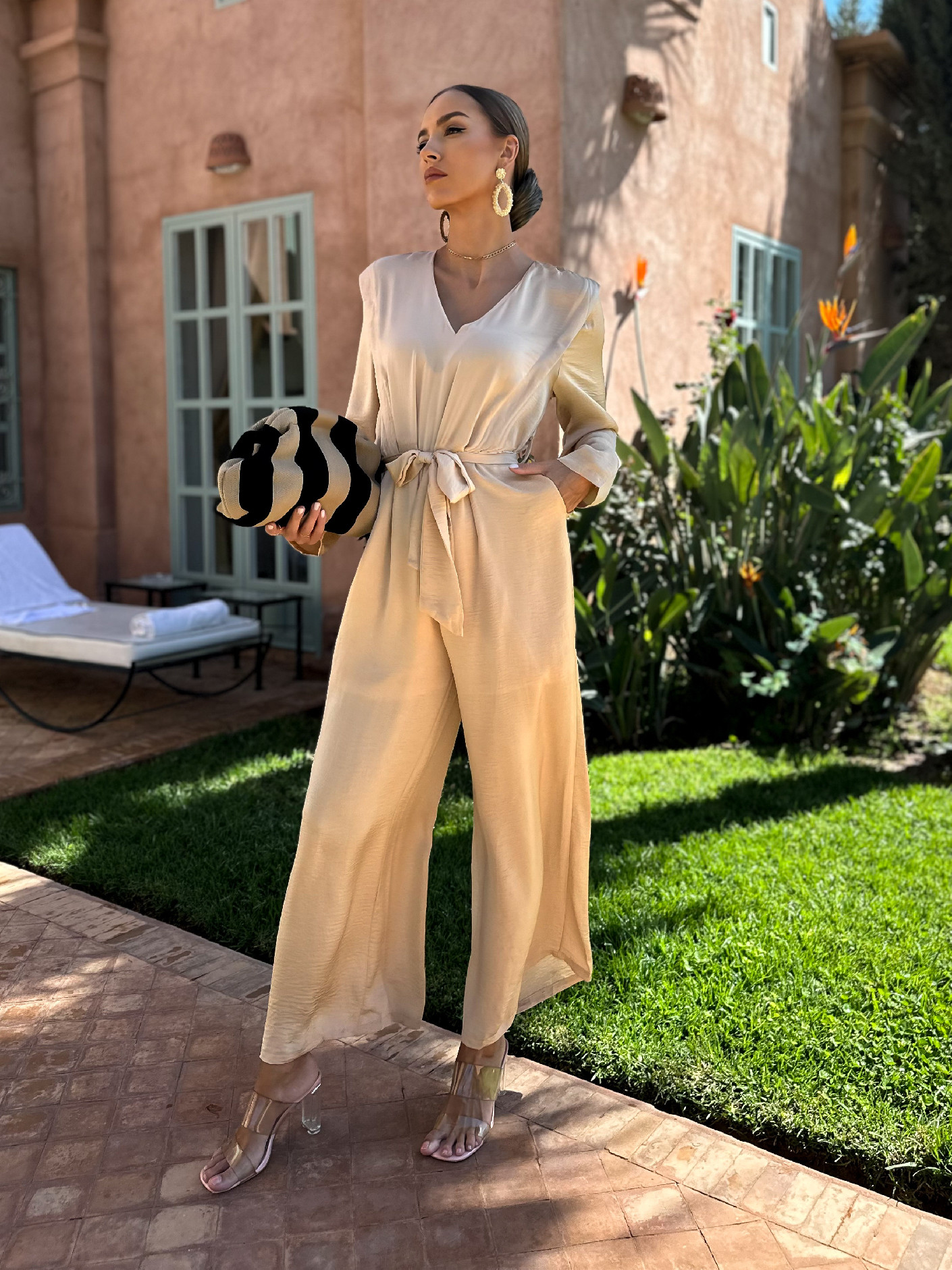 Béžový dlhý elegantný overal CEDRICEL s opaskom Veľkosť: L