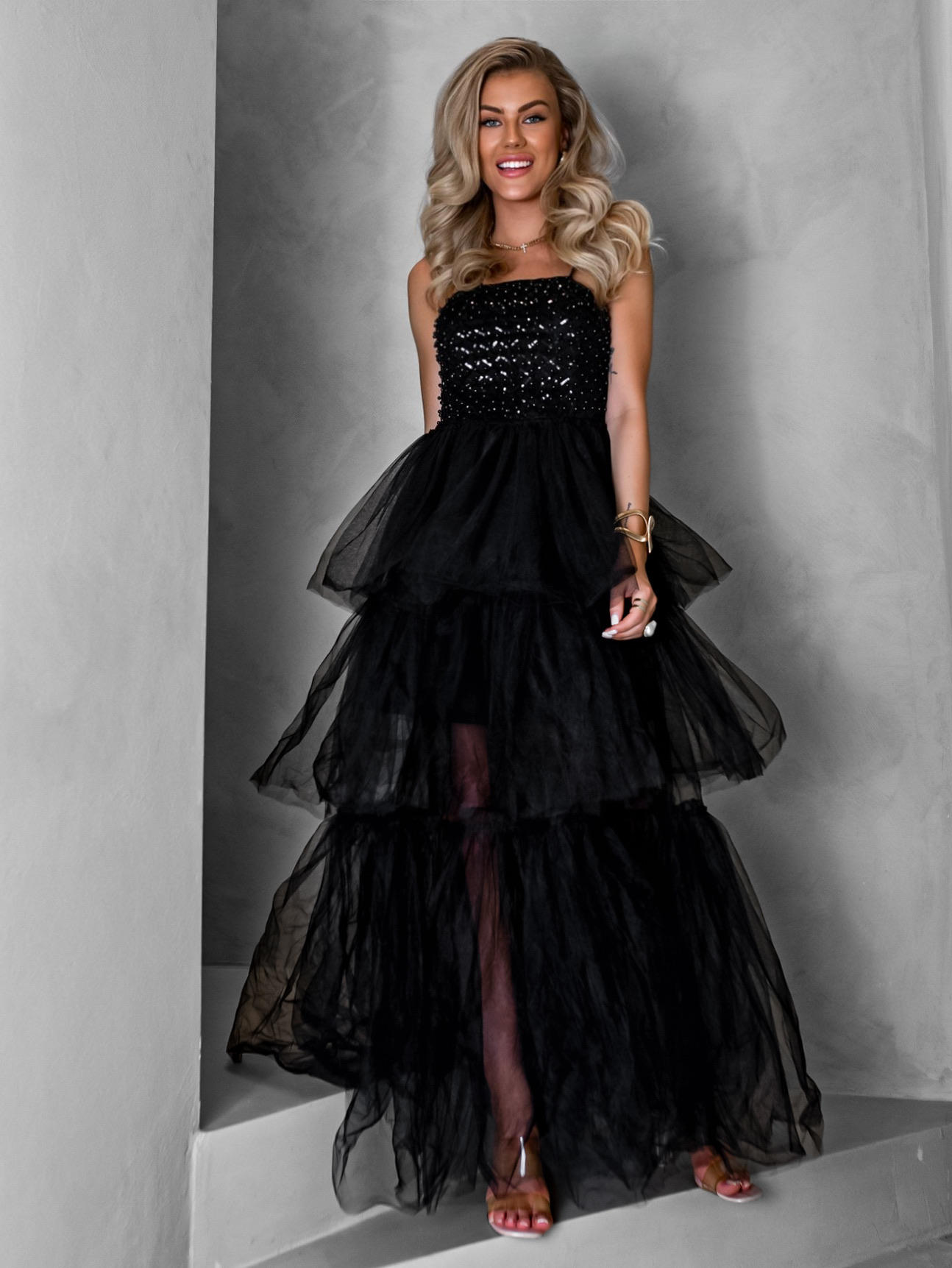 Čierne dlhé tylové šaty FREDOX s volánom Veľkosť: S/M