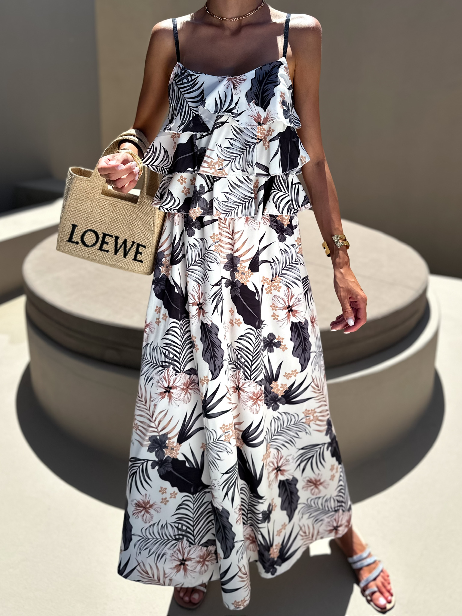 Čierne dlhé elegantné šaty EFRAIM s volánikmi Veľkosť: ONESIZE