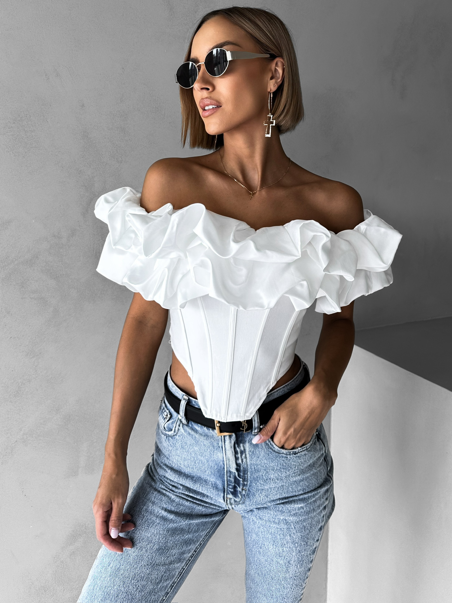 Biely elegantný top KOSTADIN s volánikmi Veľkosť: S/M