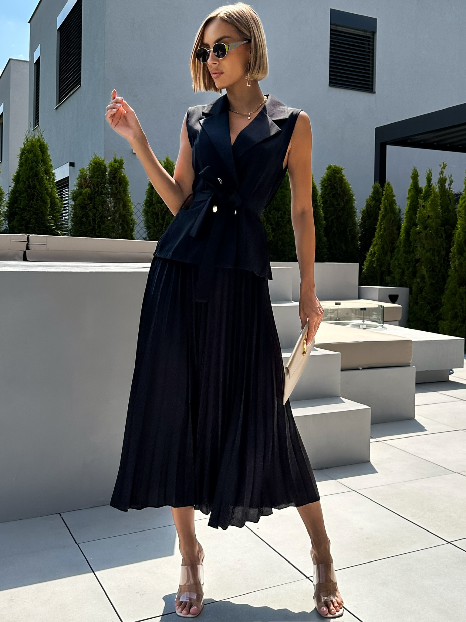 Čierne štýlové šaty SYNGAPOR s plisovanou sukňou Veľkosť: ONESIZE