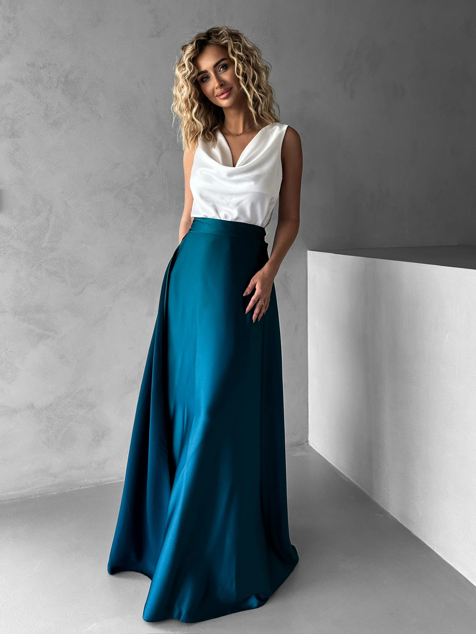 Petrolejová dlhá zavinovacia saténová sukňa DENISSE Veľkosť: ONESIZE