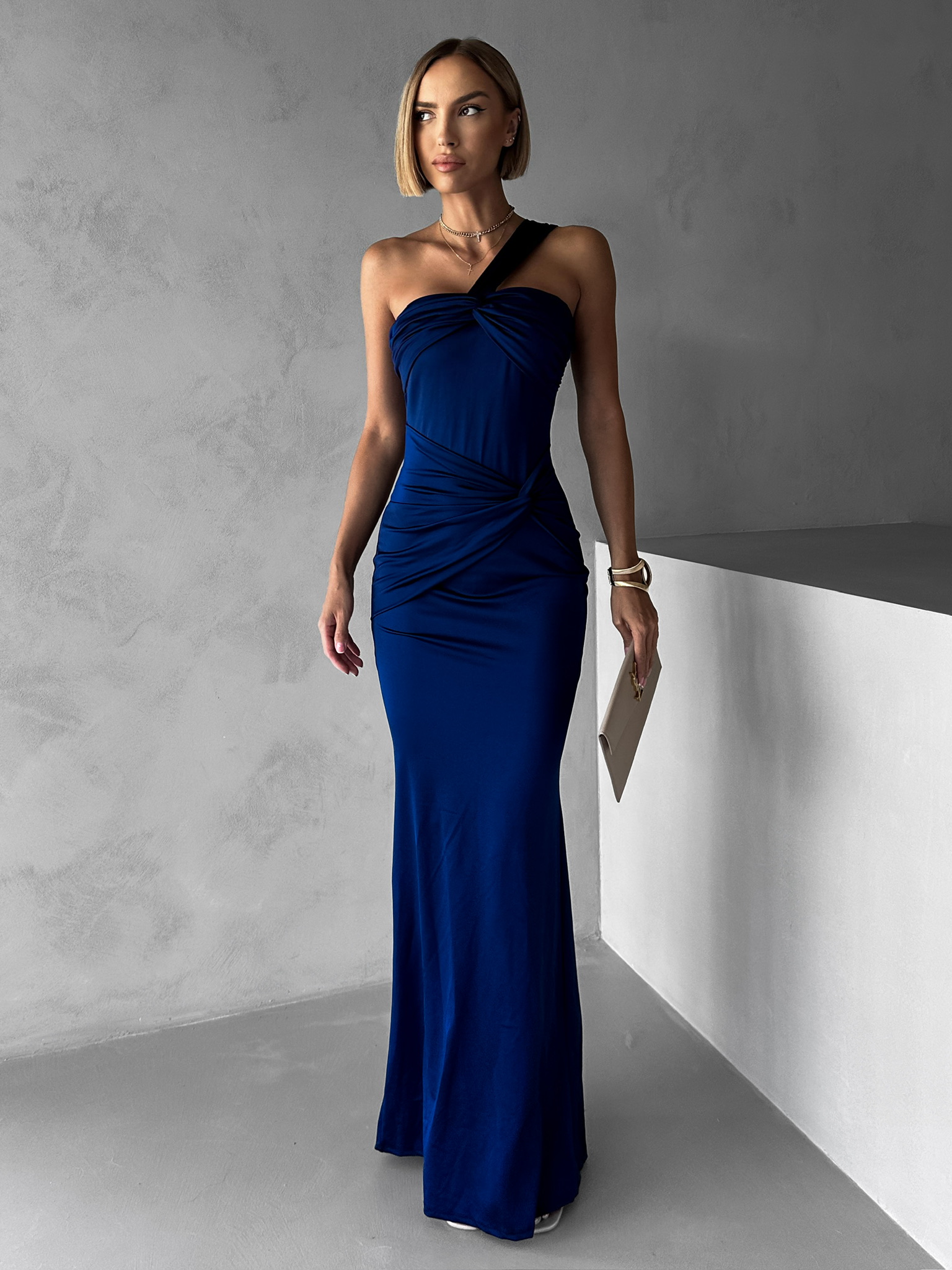 Tmavomodré spoločenské vypasované šaty REFFLESIE Veľkosť: ONESIZE