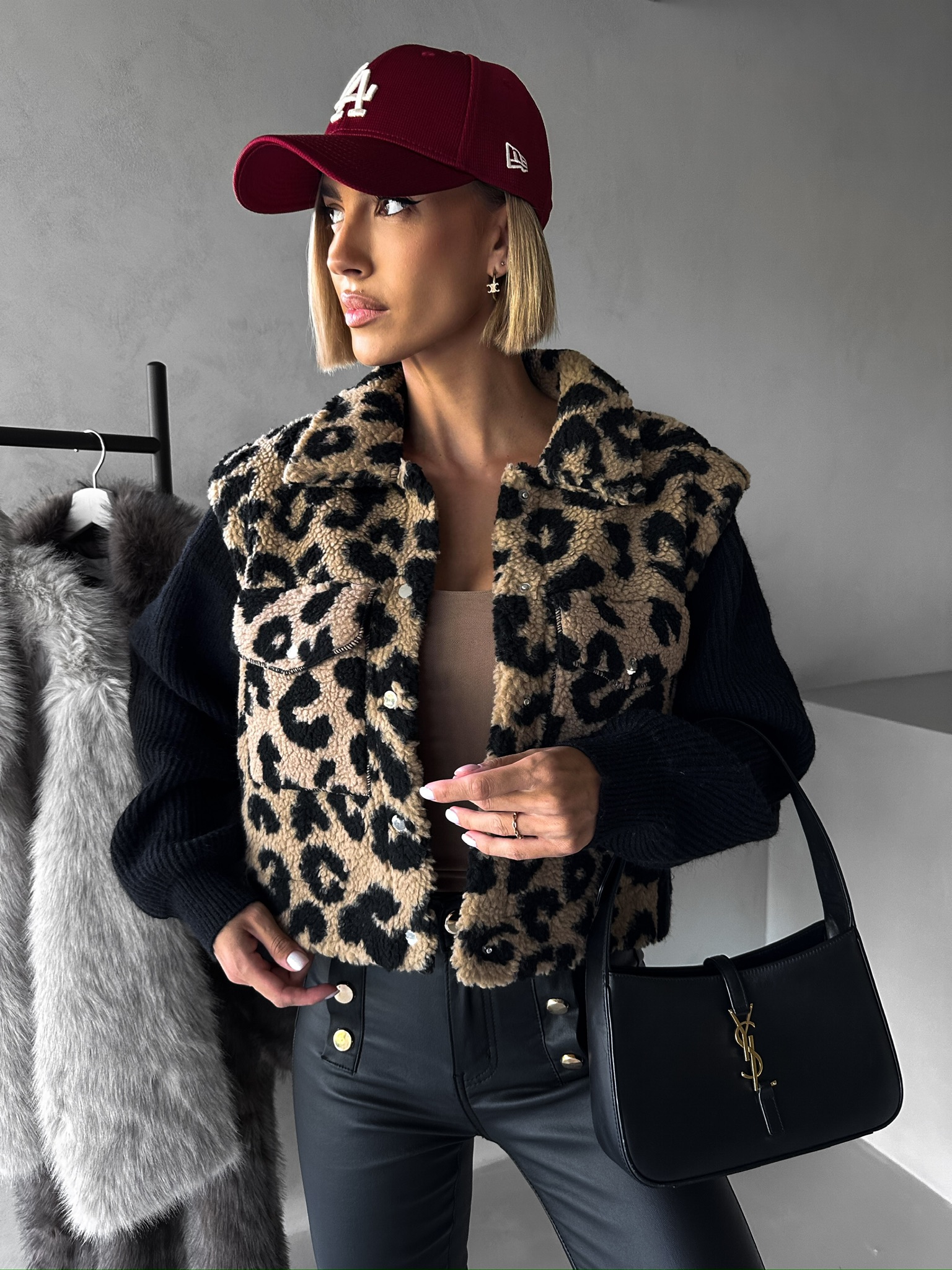 Čierna sveterová bunda MARALAA s gepardím vzorom a čiernymi rukávmi Veľkosť: ONESIZE