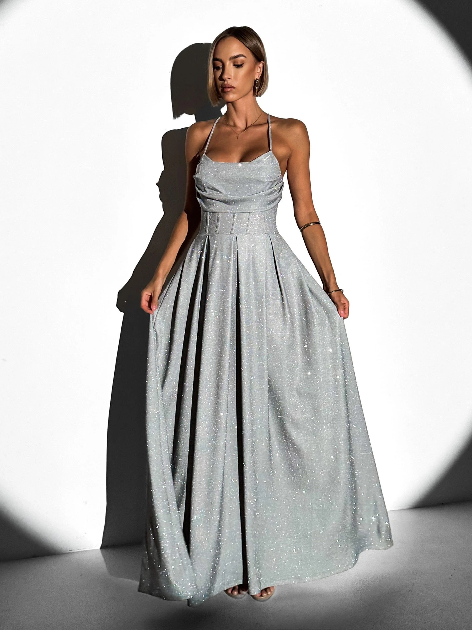 Strieborné trblietavé princeznovské šaty BERYLA Veľkosť: ONESIZE