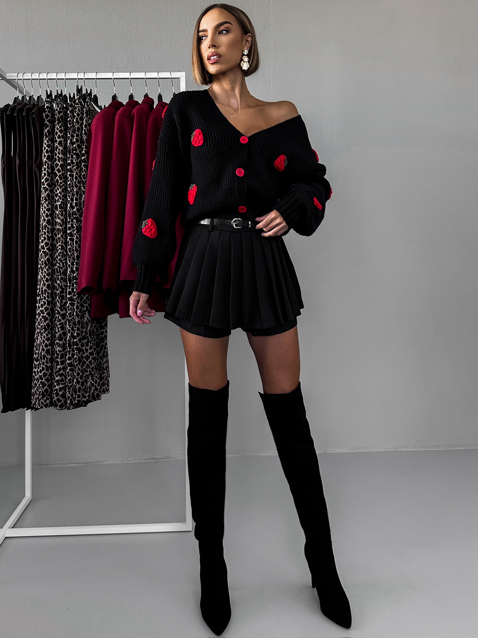 Čierna skladaná krátka sukňa FAWZI s opaskom Veľkosť: L