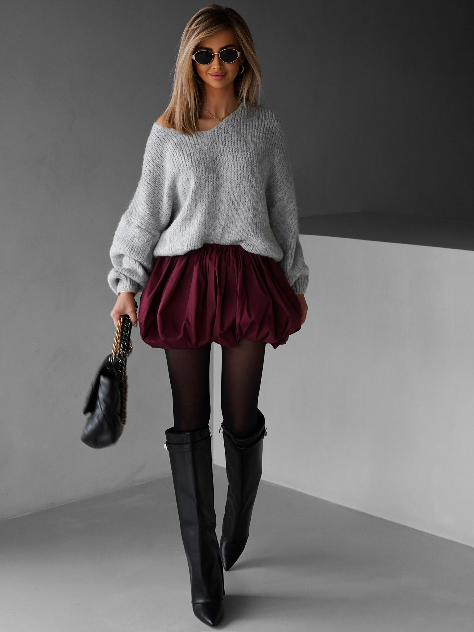 Sivý oversize svetrík ULYSES s výstrihom Veľkosť: ONESIZE