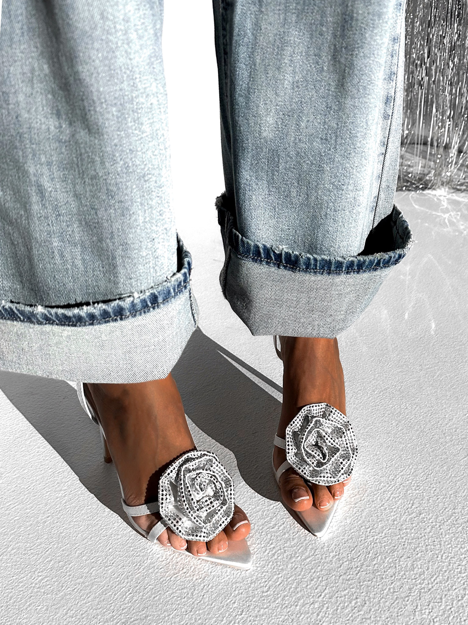 Biele spoločenské lodičky na podpätku AETOS s kamīnkami Veľkosť: 36