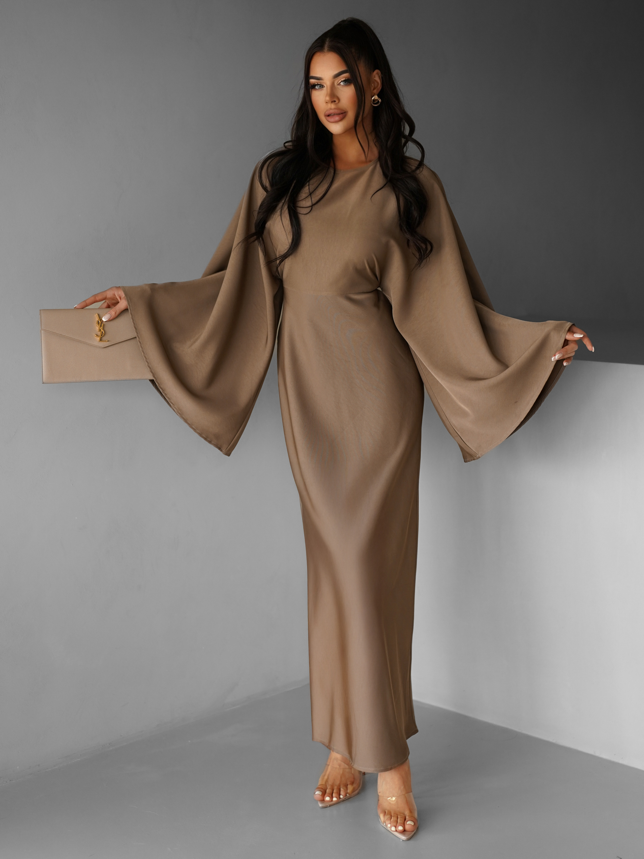 Hnedé oversize dlhé saténové šaty AVAN s viazaním Veľkosť: S